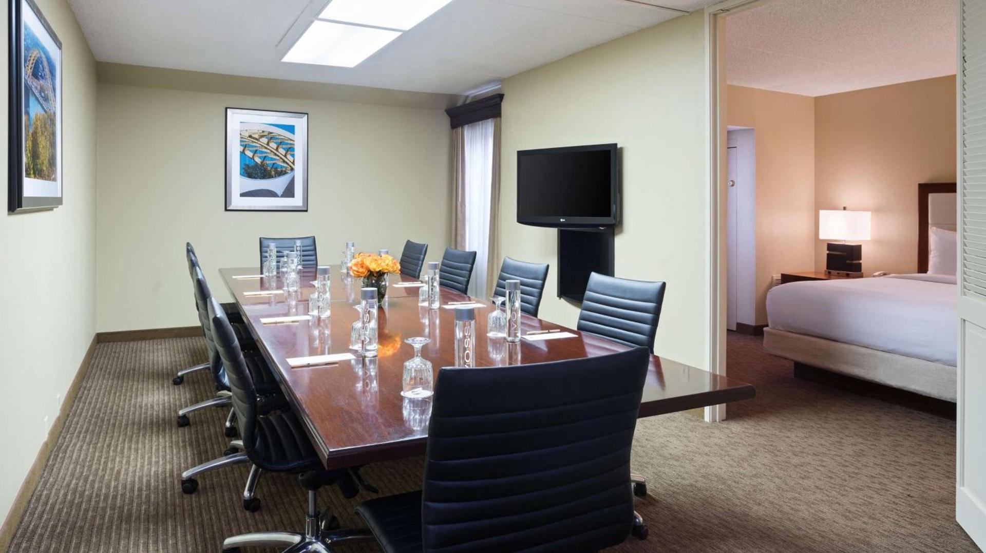 DoubleTree Suites by Hilton Hotel Cincinnati - Blue Ash photo 26