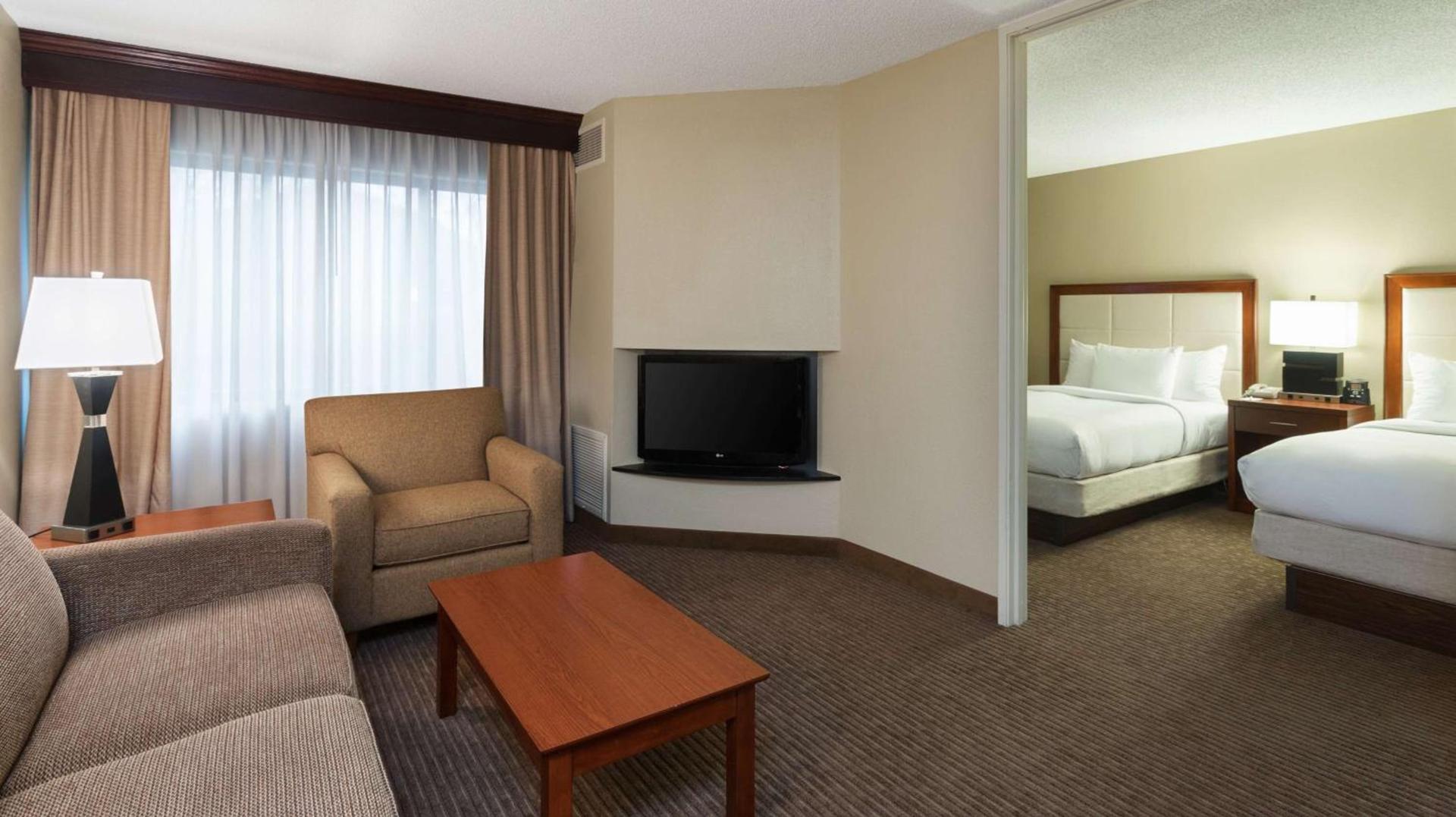 DoubleTree Suites by Hilton Hotel Cincinnati - Blue Ash photo 28