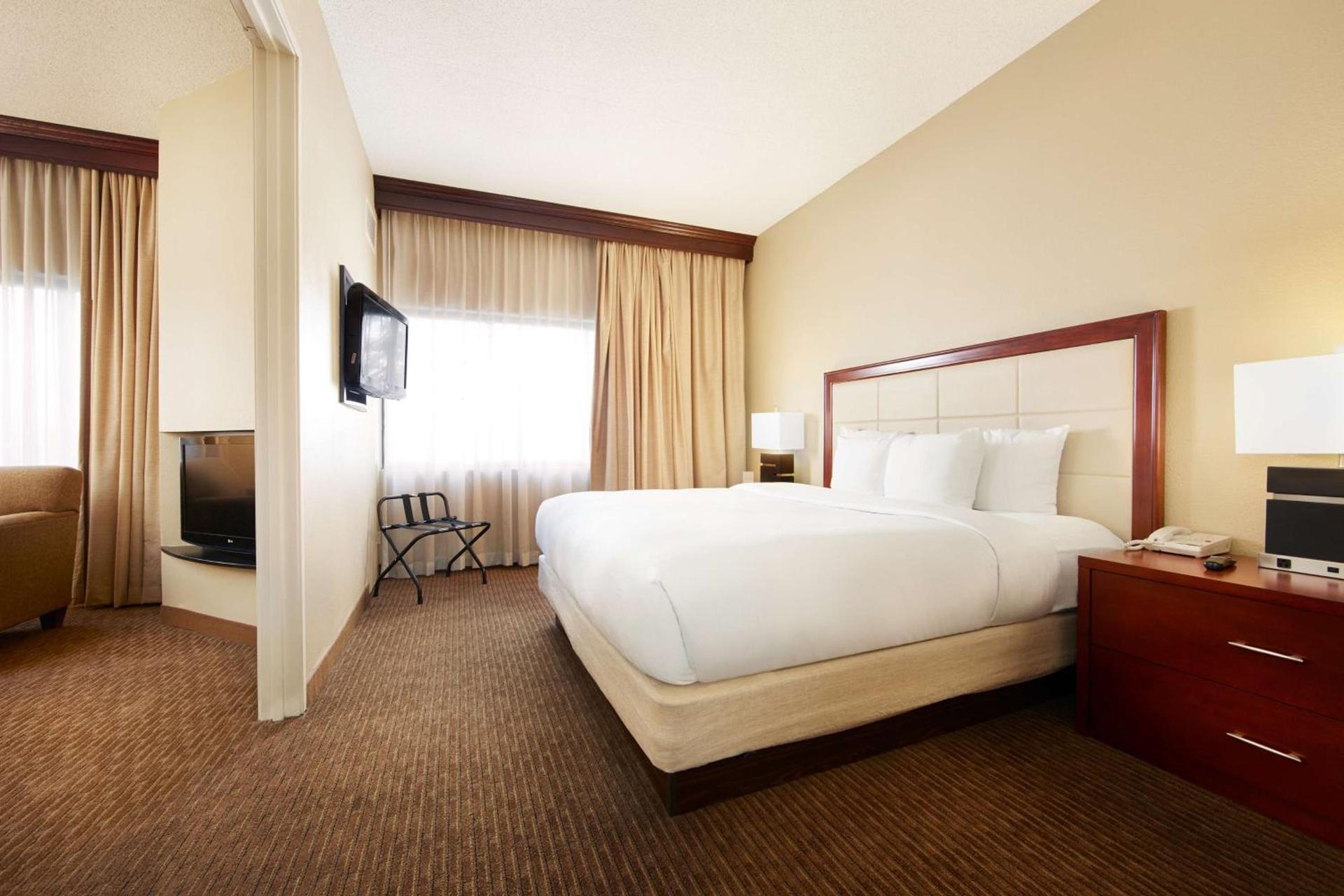 DoubleTree Suites by Hilton Hotel Cincinnati - Blue Ash photo 33