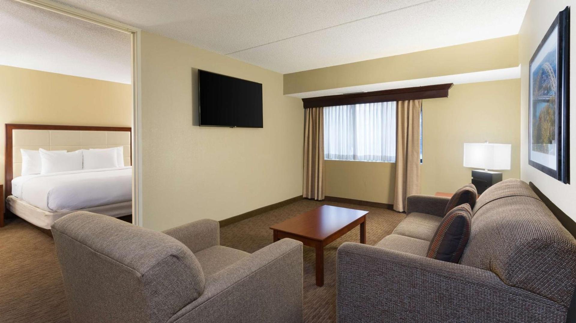DoubleTree Suites by Hilton Hotel Cincinnati - Blue Ash photo 34