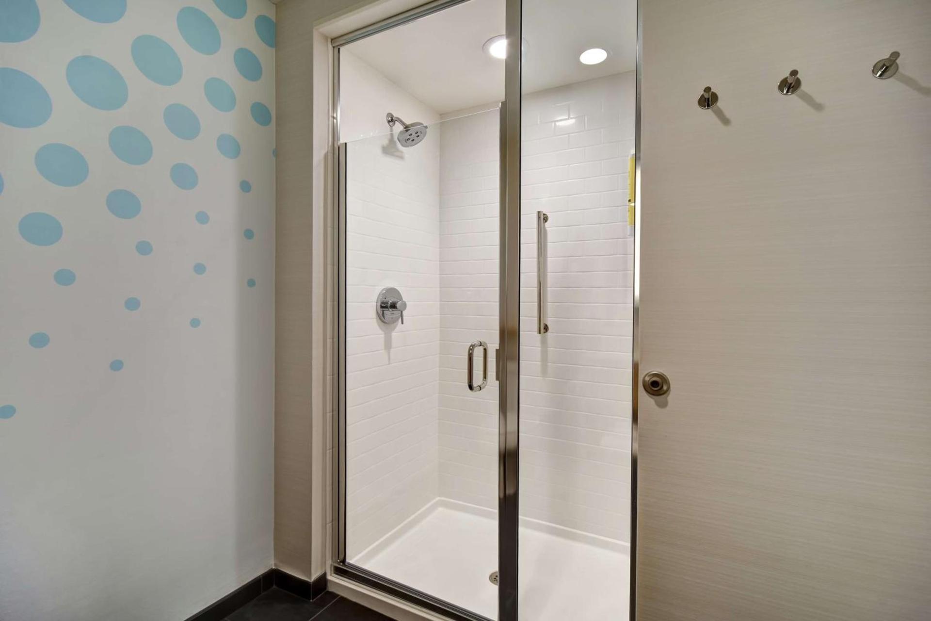 Tru By Hilton Raleigh Durham Airport photo 41