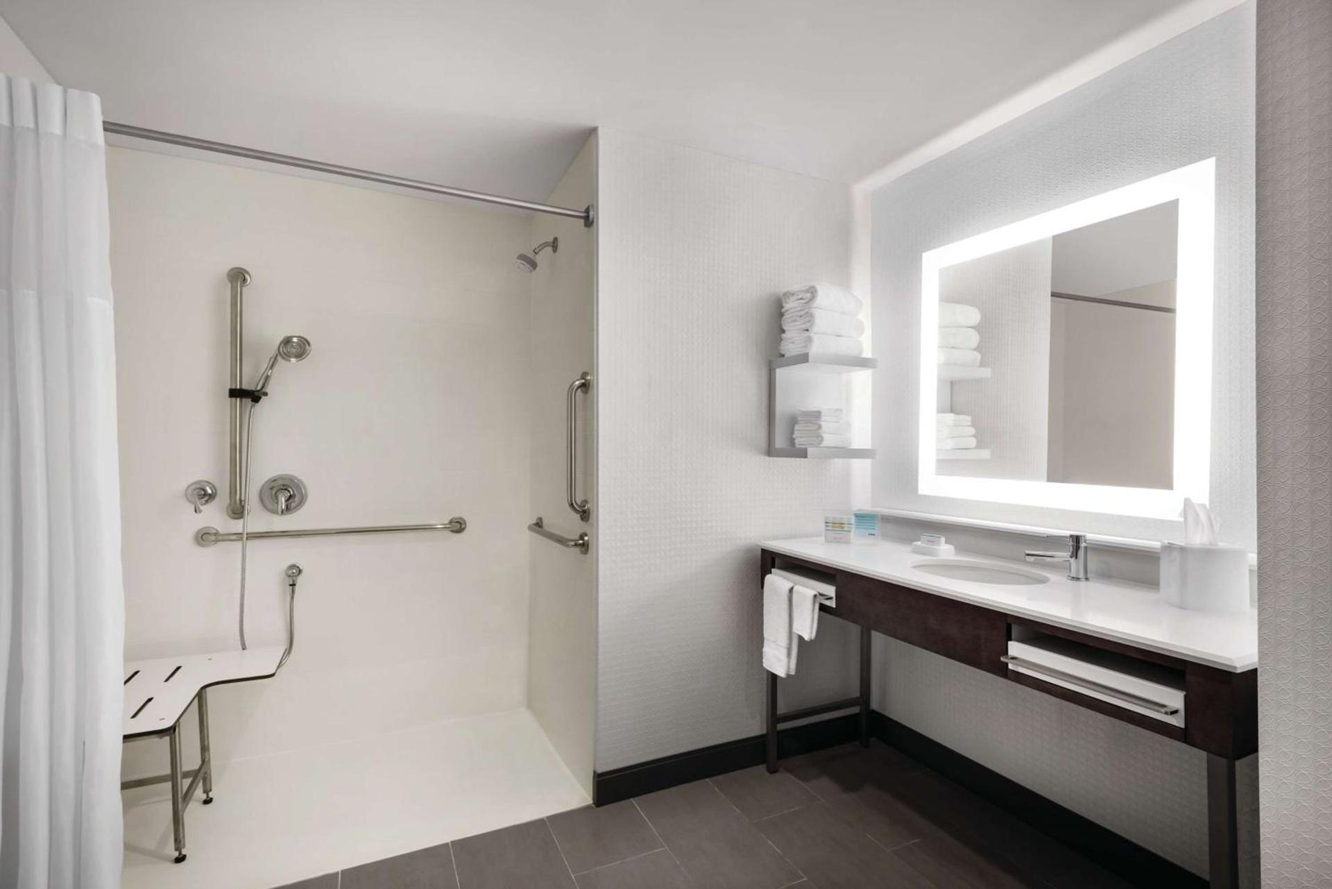 Hampton Inn Brooklyn Park photo 23