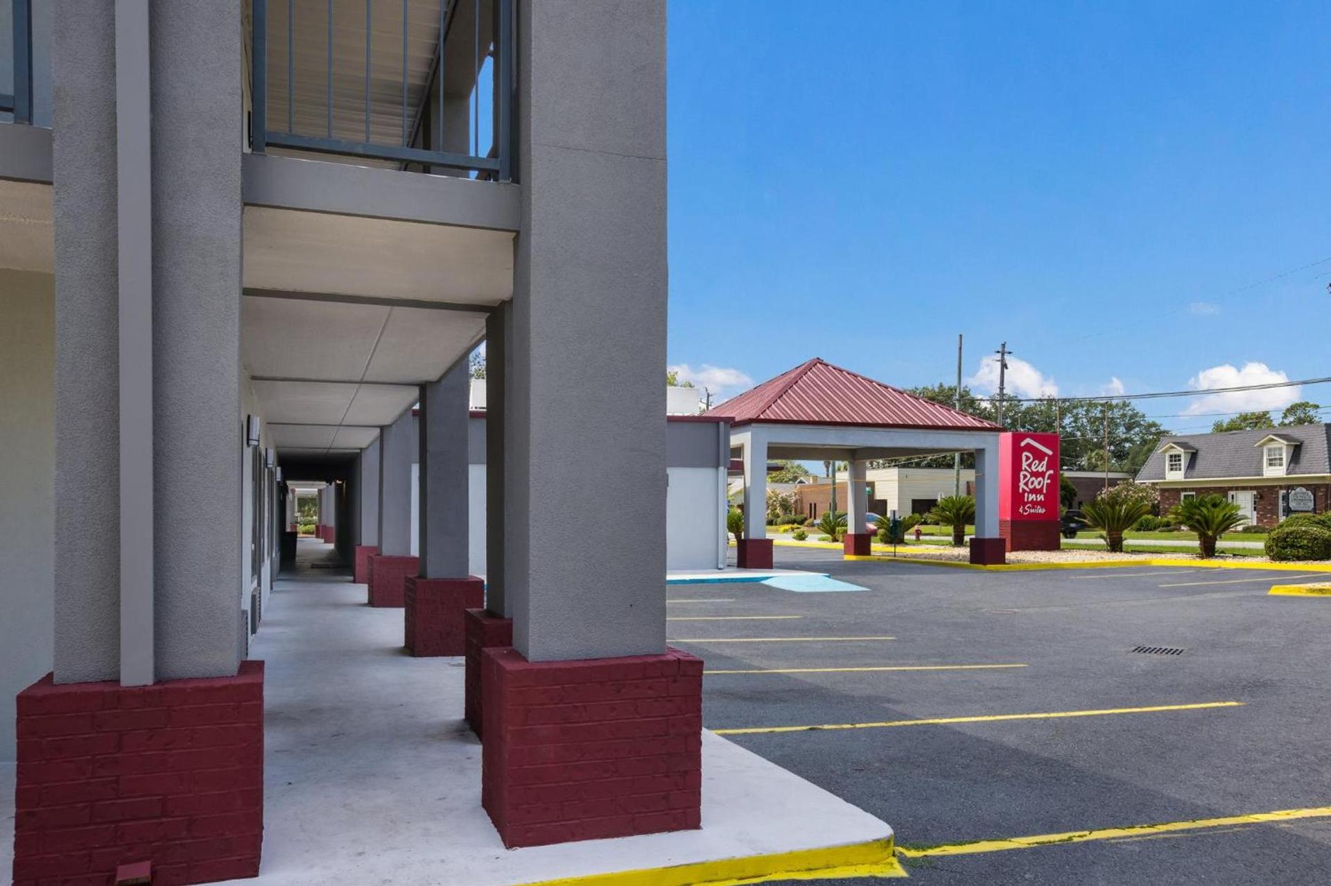 Red Roof Inn & Suites Statesboro - University photo 8