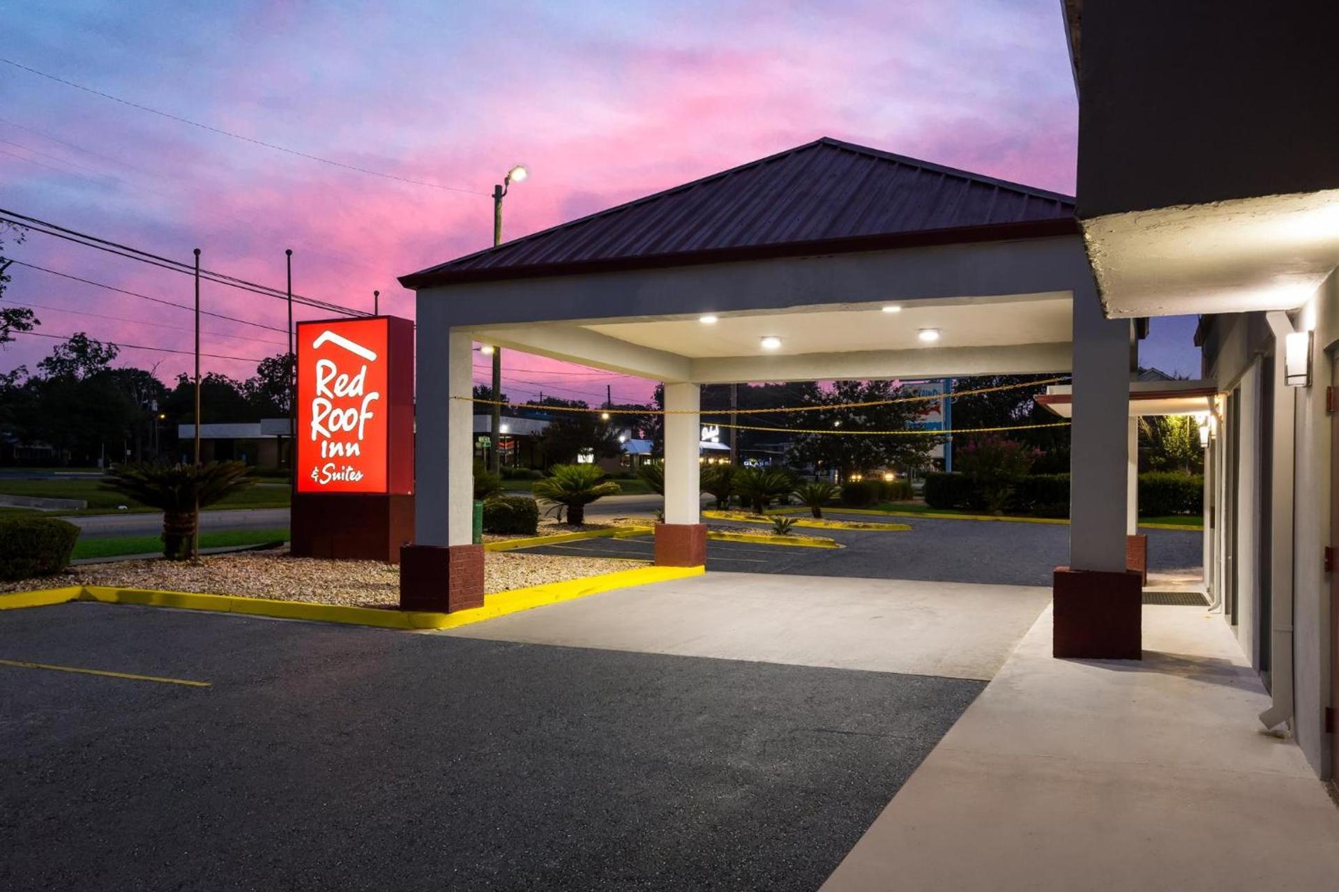 Red Roof Inn & Suites Statesboro - University photo 16