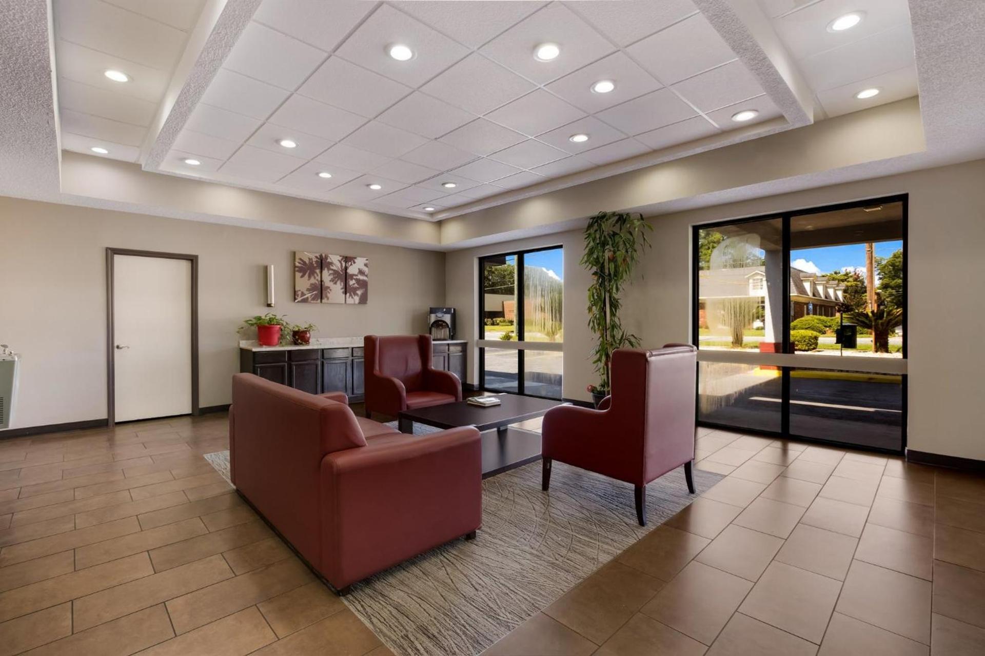 Red Roof Inn & Suites Statesboro - University photo 2