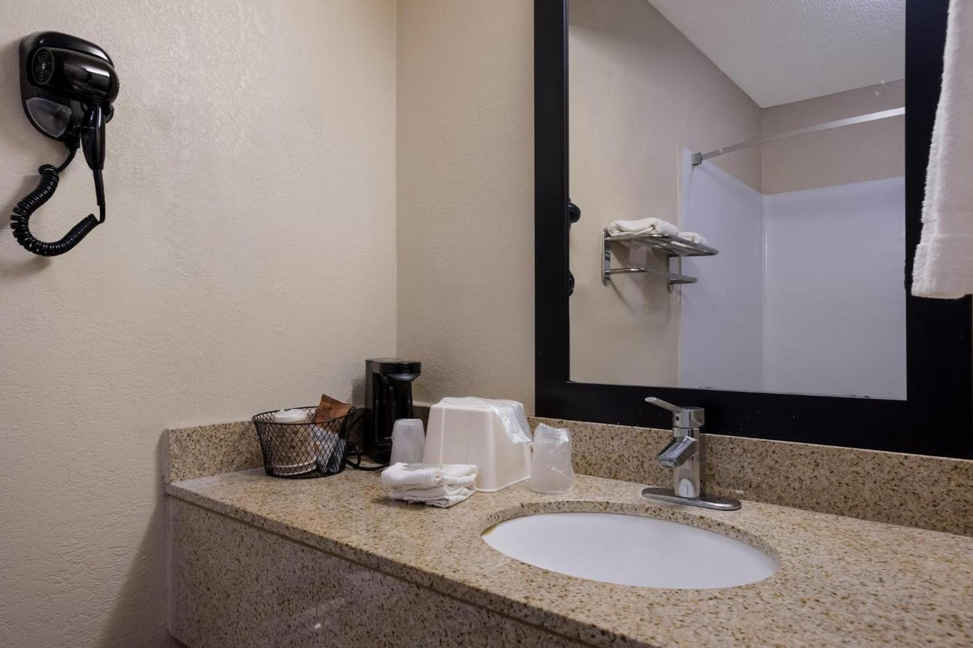 Red Roof Inn & Suites Statesboro - University photo 36