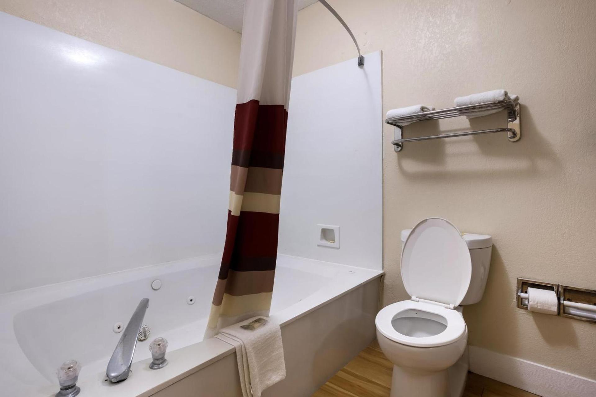 Red Roof Inn & Suites Statesboro - University photo 38