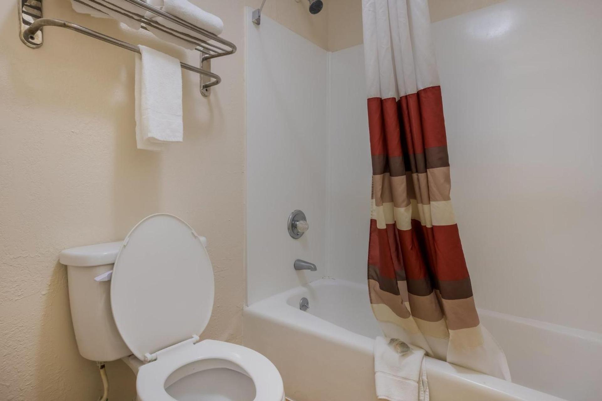 Red Roof Inn & Suites Statesboro - University photo 37