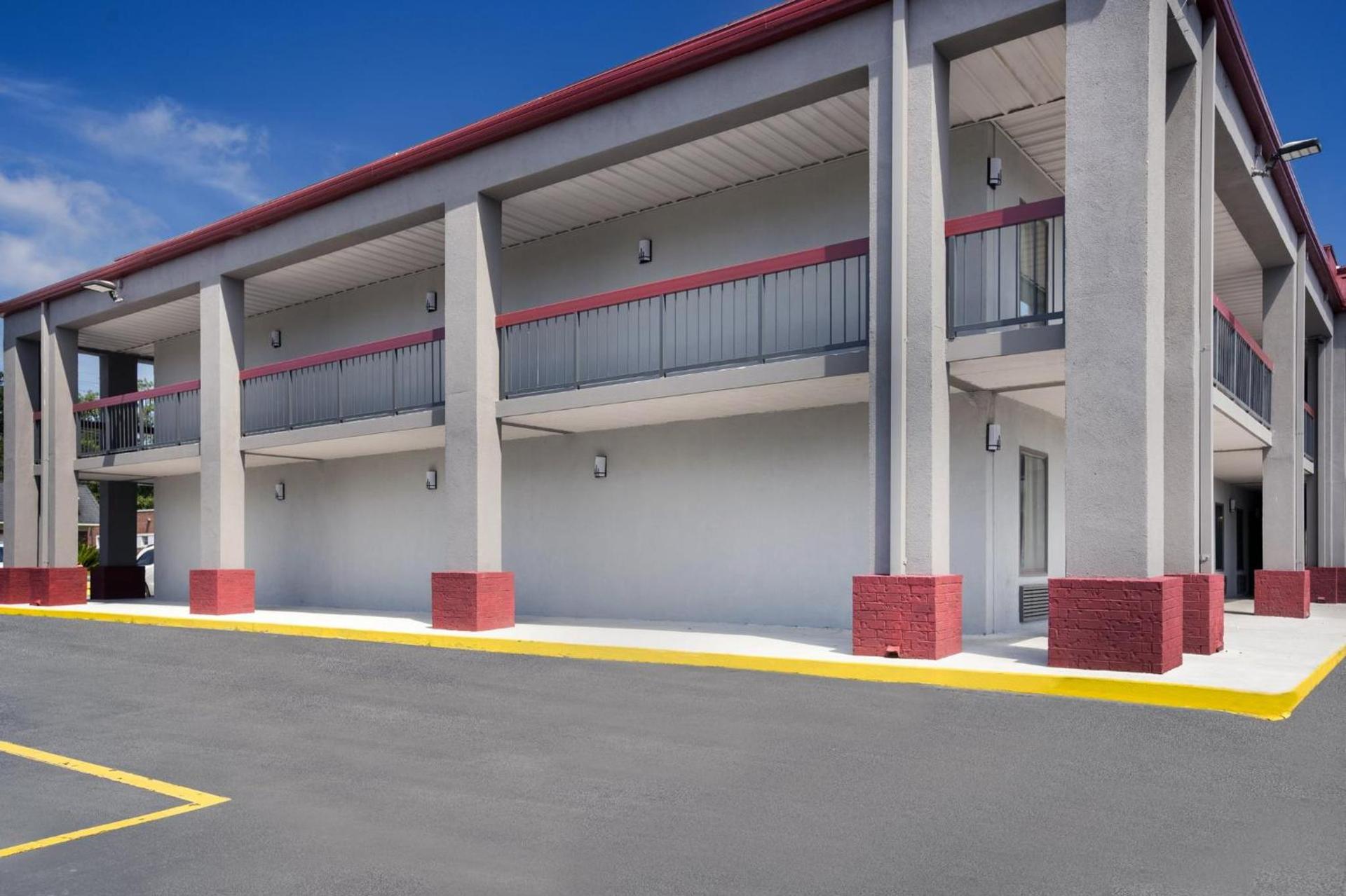Red Roof Inn & Suites Statesboro - University photo 11