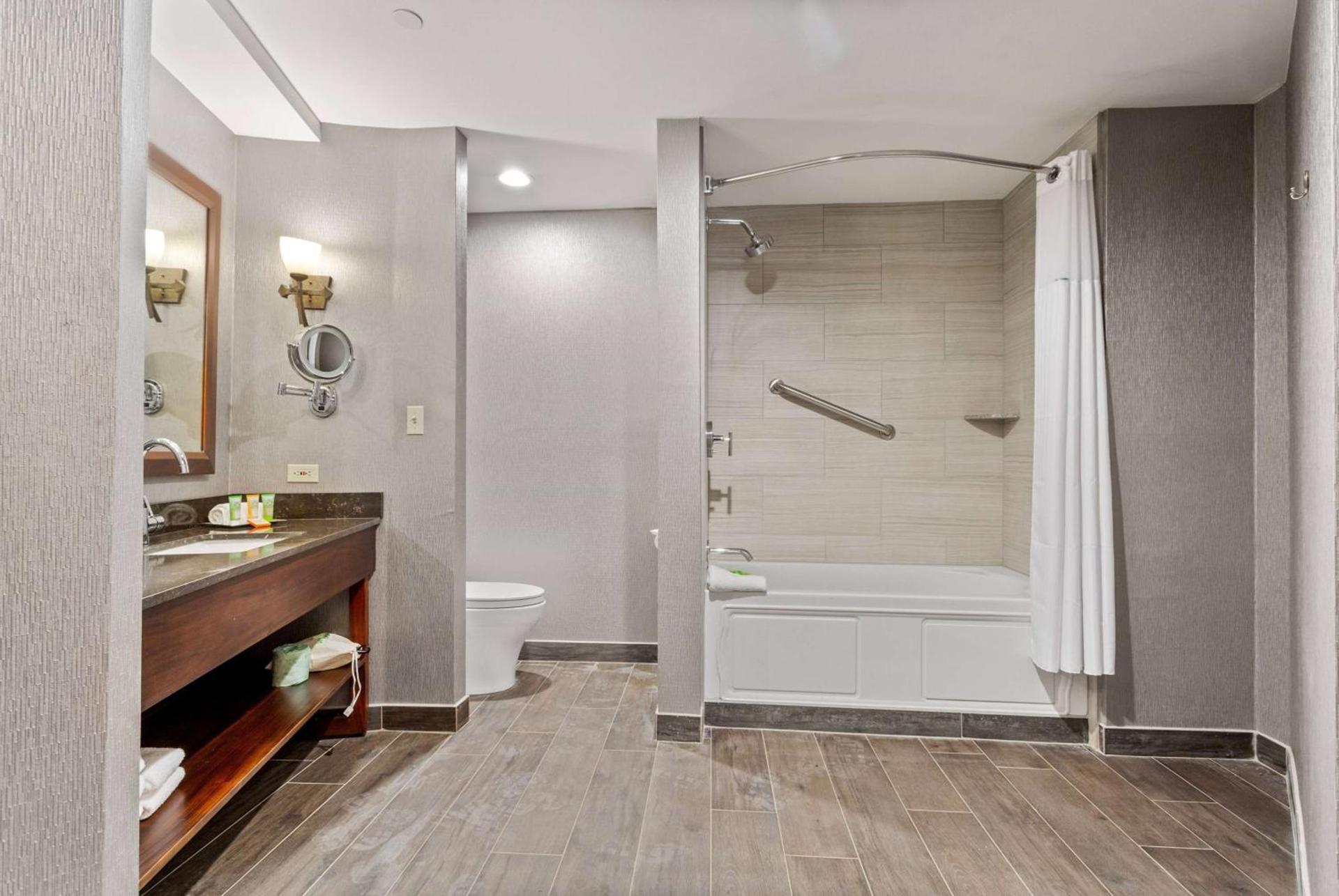 Wyndham Garden Baronne Plaza photo 6
