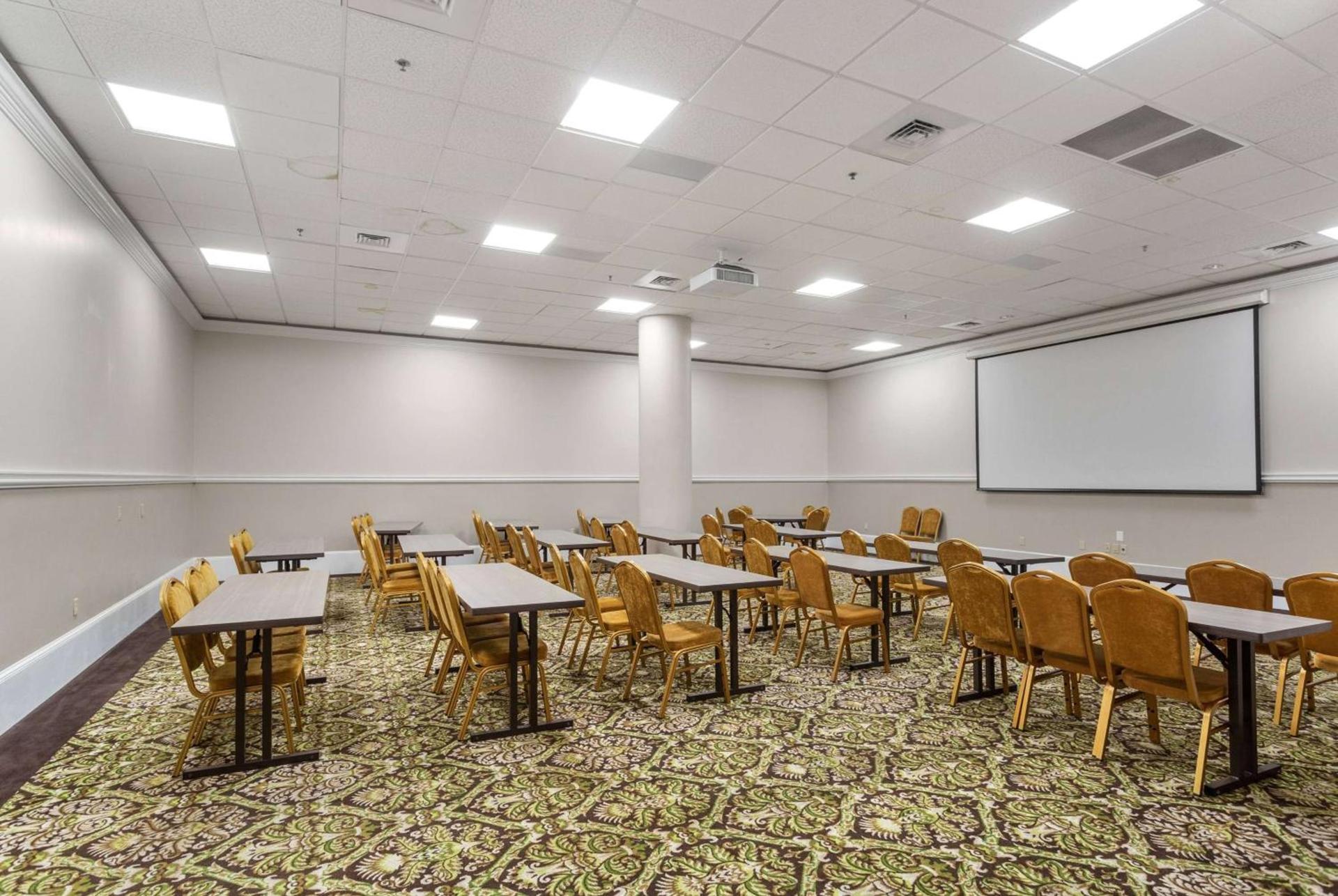 Wyndham Garden Baronne Plaza photo 8
