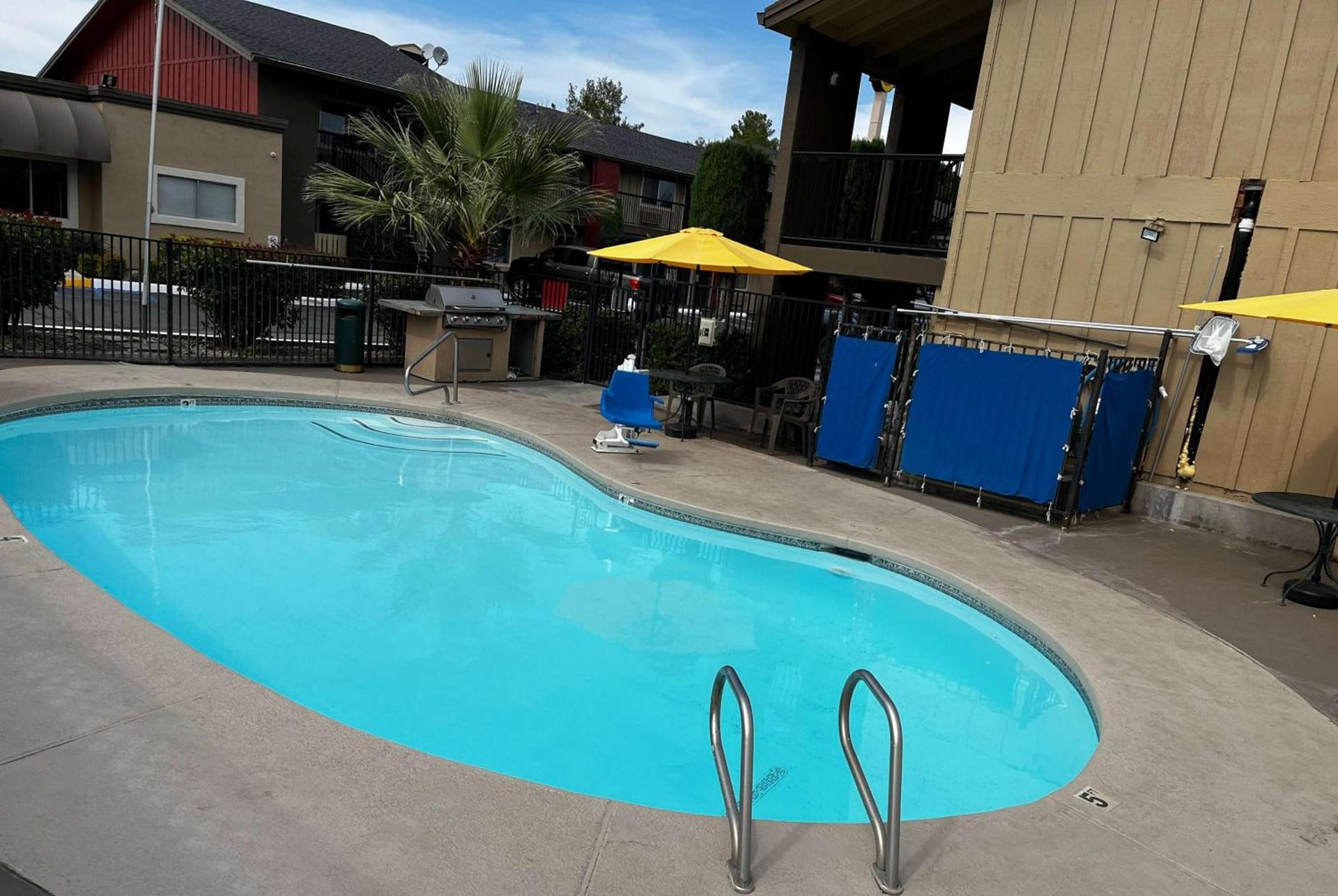 Super 8 by Wyndham Red Bluff photo 3