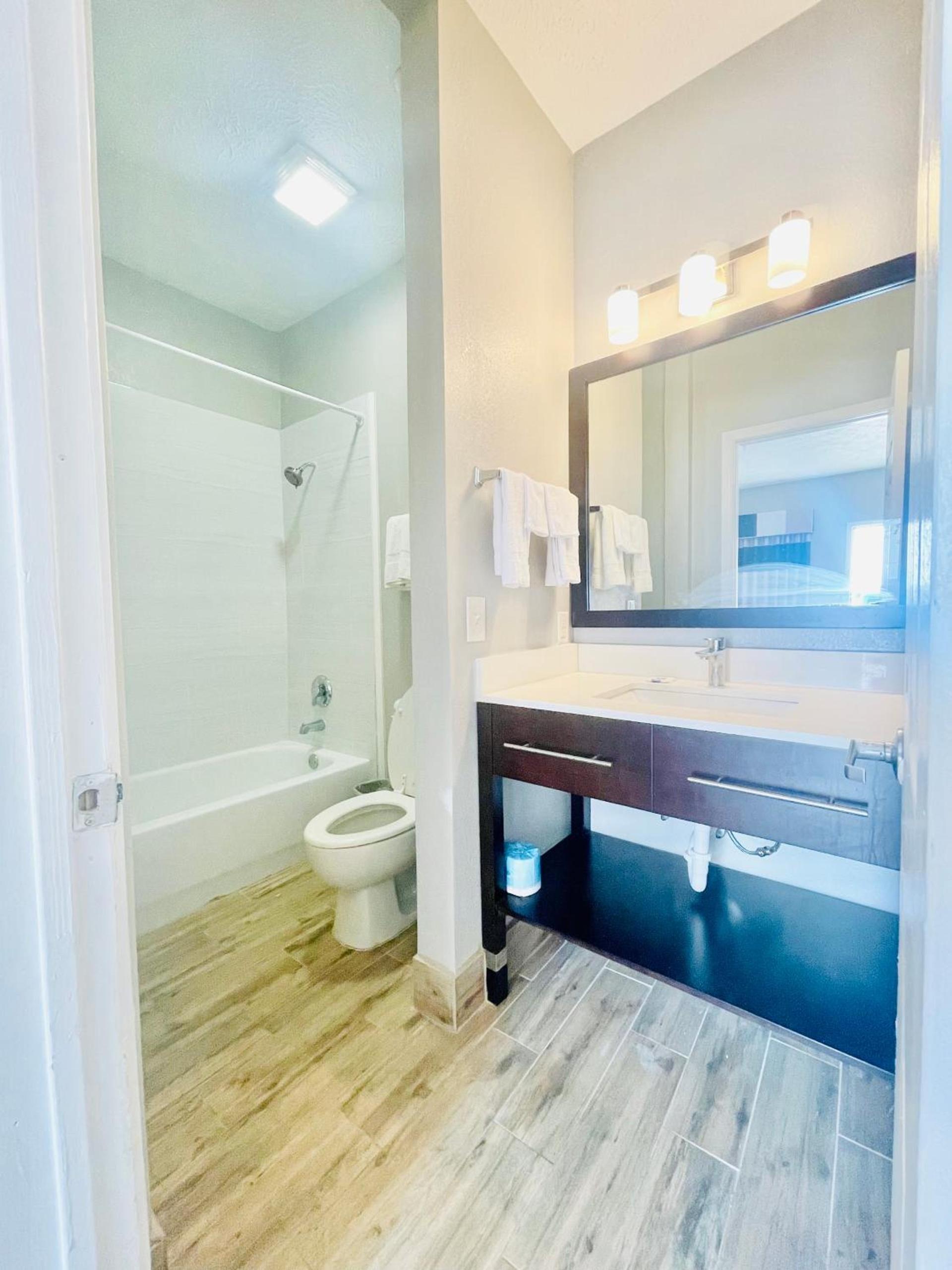 Americas Best Value Inn Arlington photo 5