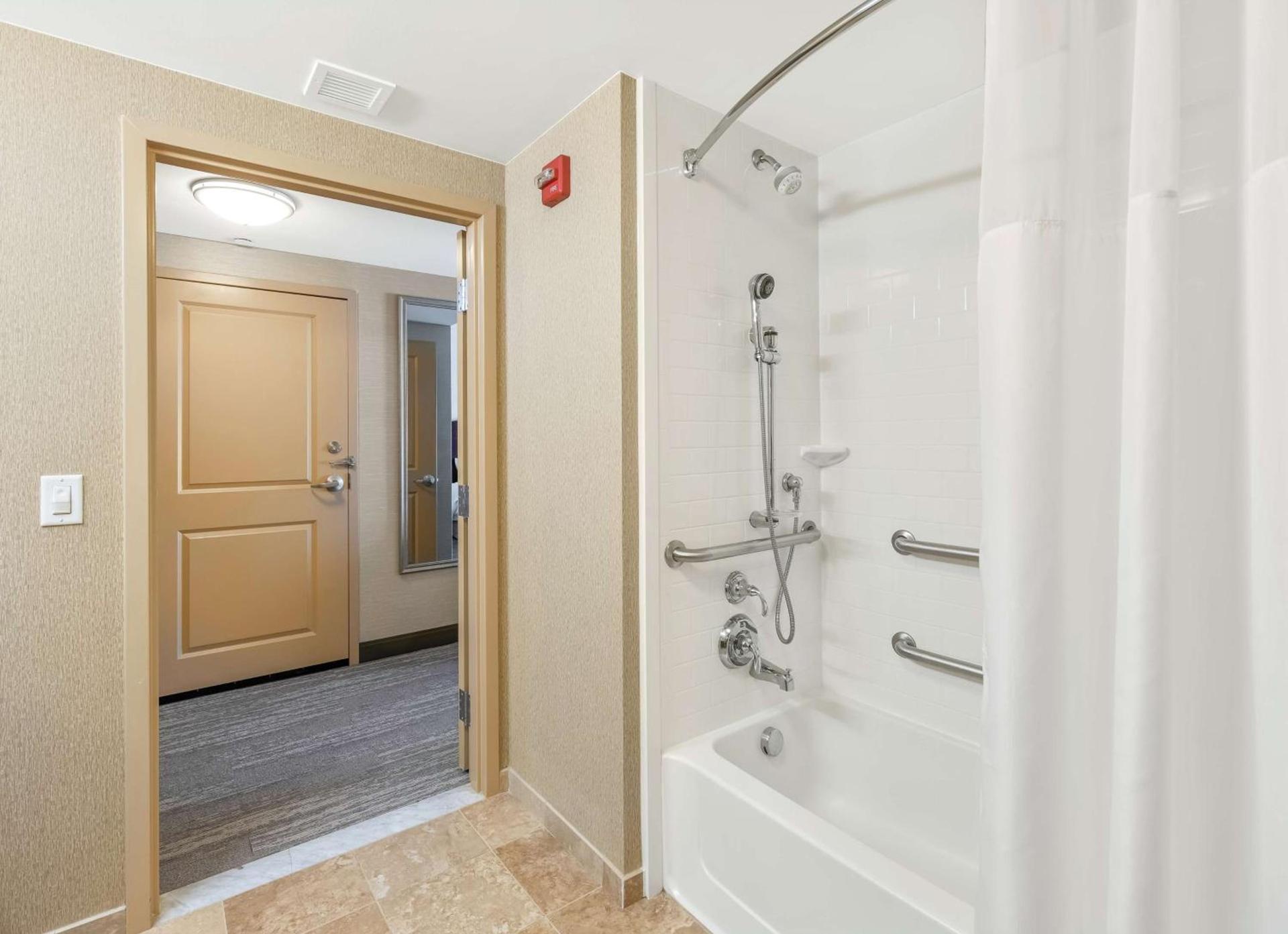 Hampton Inn Nashua photo 16