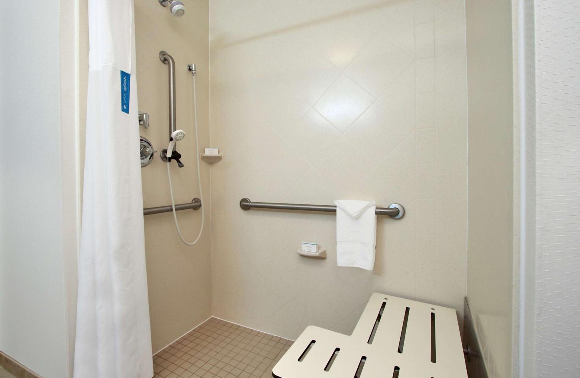 Hampton Inn Winfield photo 23