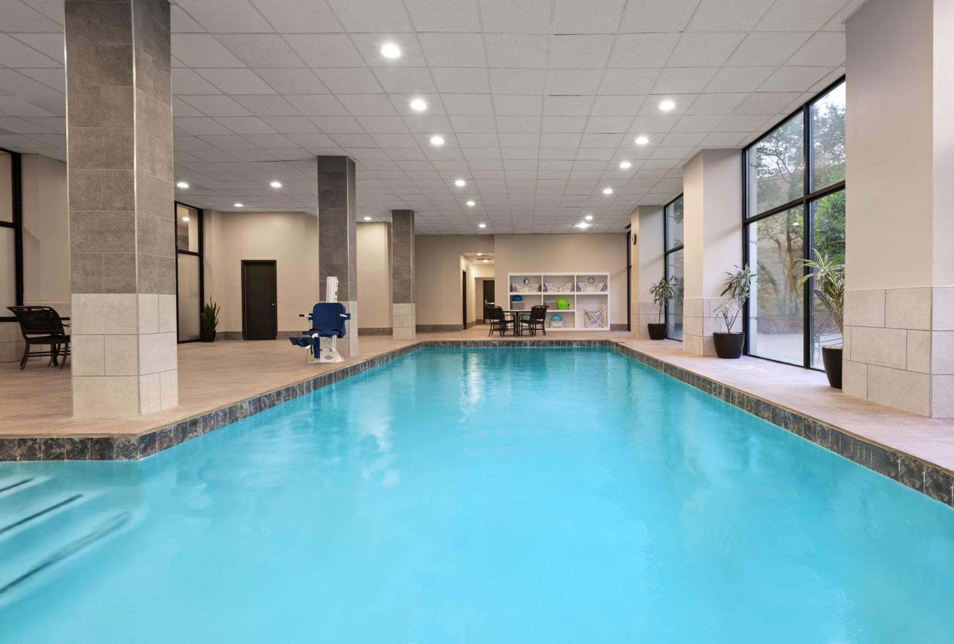 Embassy Suites by Hilton Dallas-Love Field photo 4