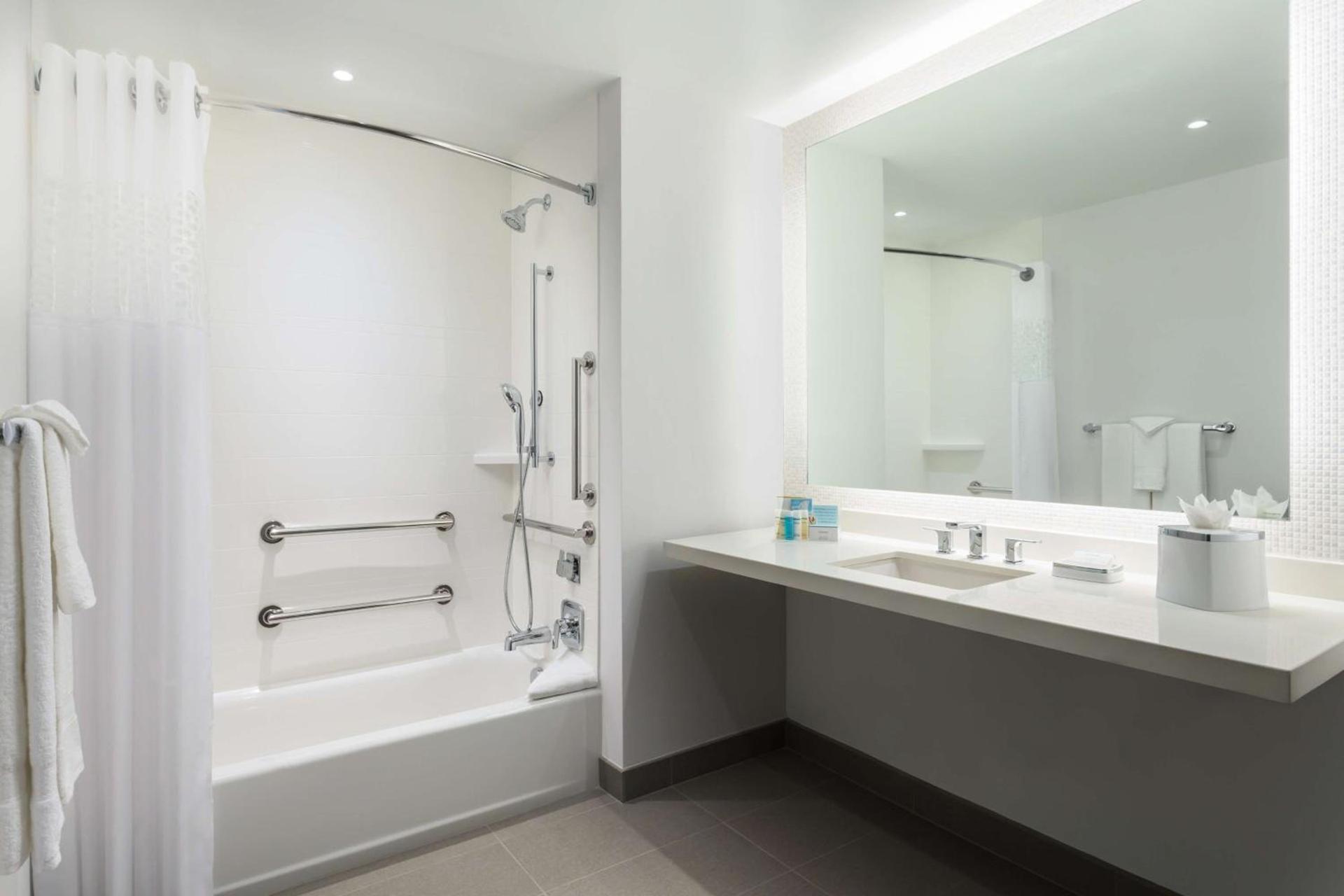 Hampton Inn & Suites Santa Monica photo 35