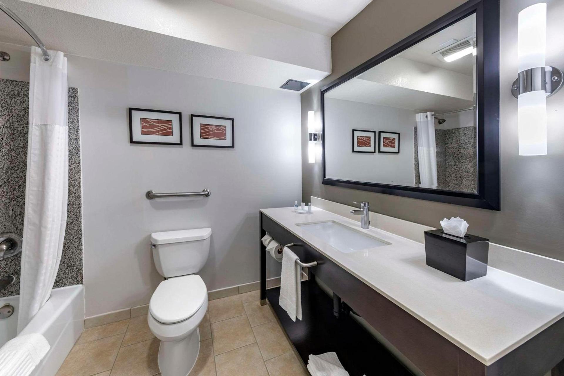 Comfort Inn & Suites Near Universal - N Hollywood - Burbank photo 39