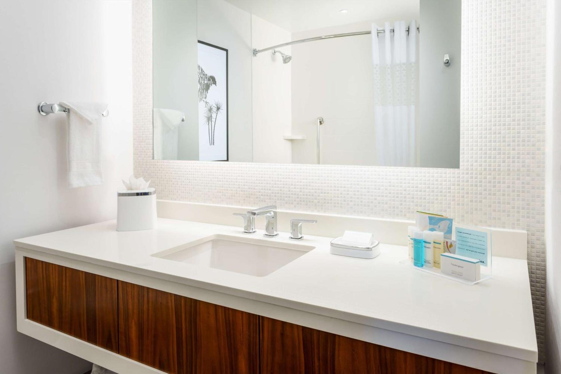 Hampton Inn & Suites Santa Monica photo 36