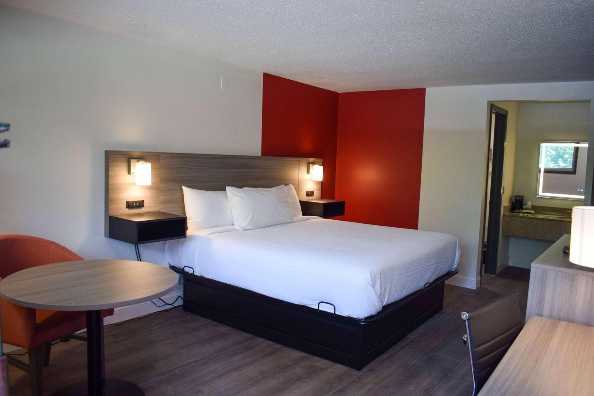 Ramada by Wyndham Cleveland Airport West photo 6