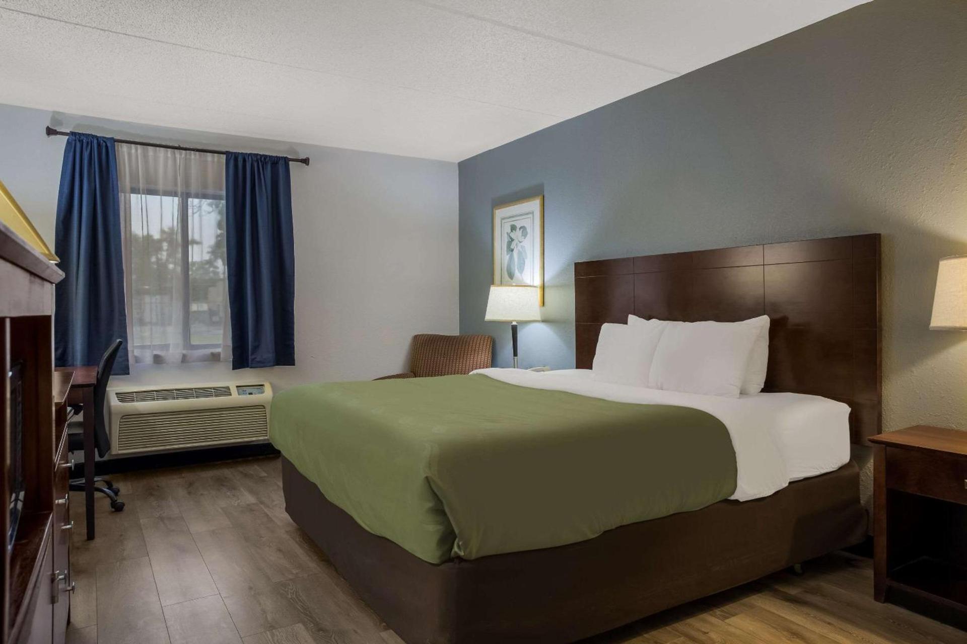 Quality Inn Toledo Westgate photo 9
