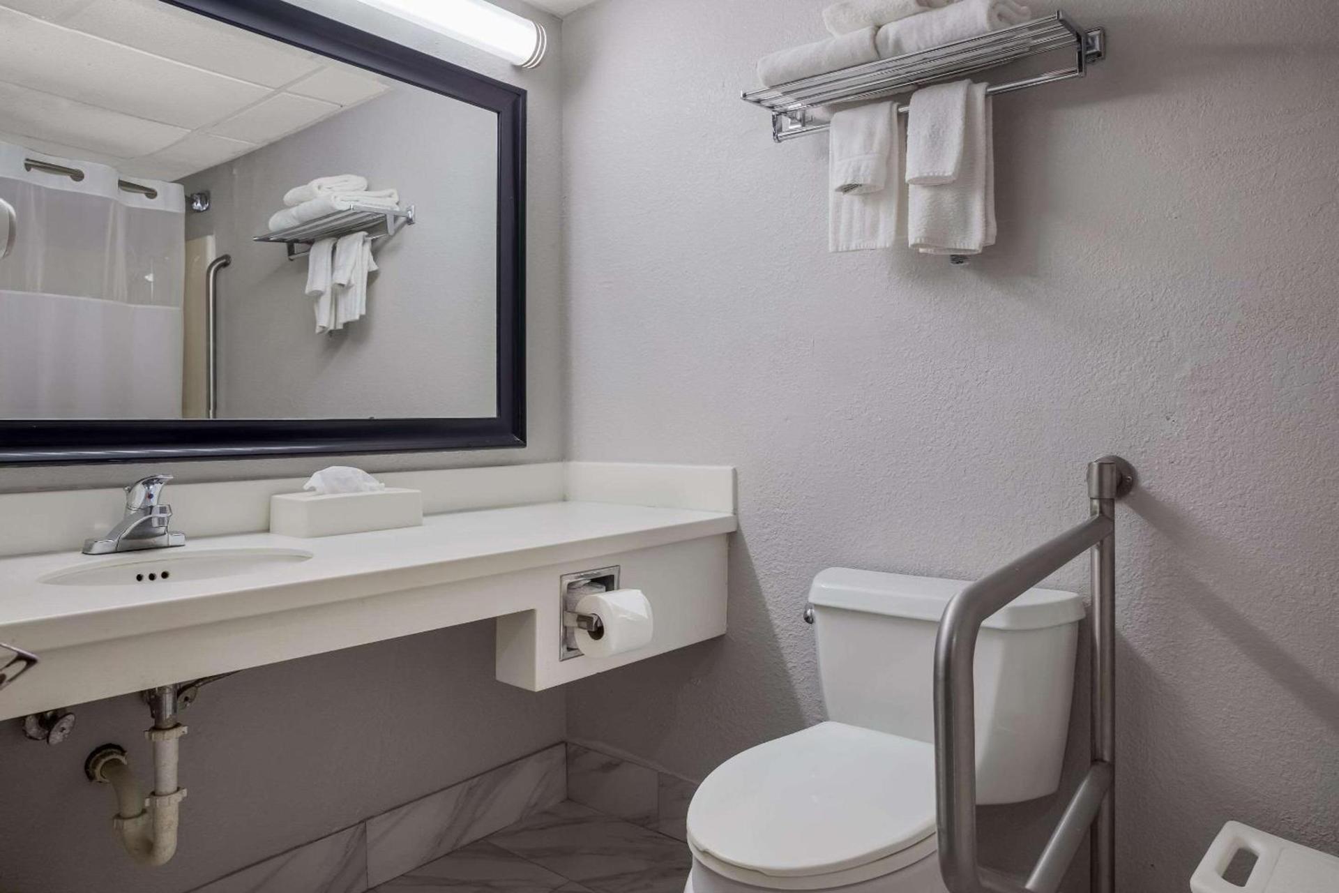Quality Inn Toledo Westgate photo 10