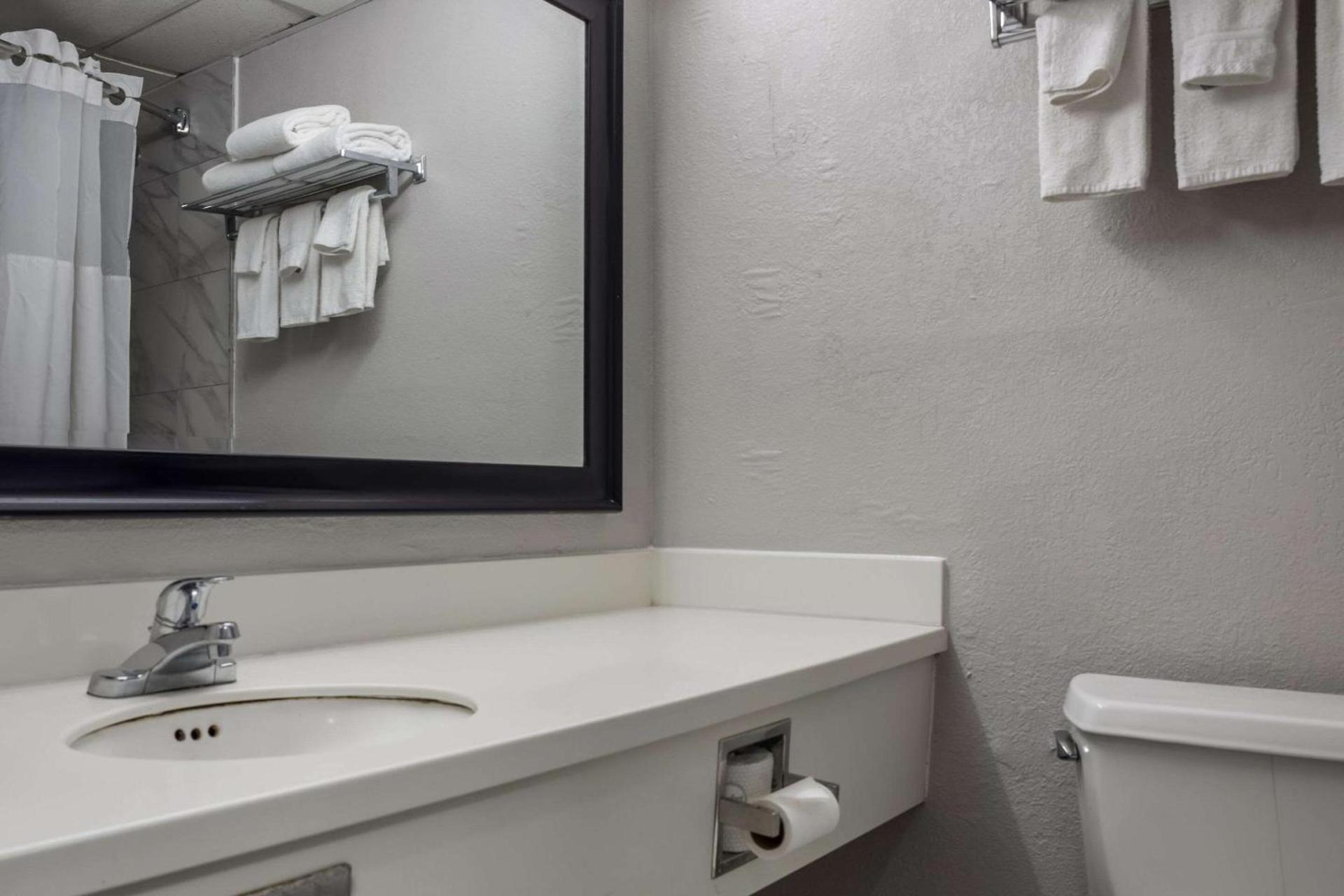 Quality Inn Toledo Westgate photo 17