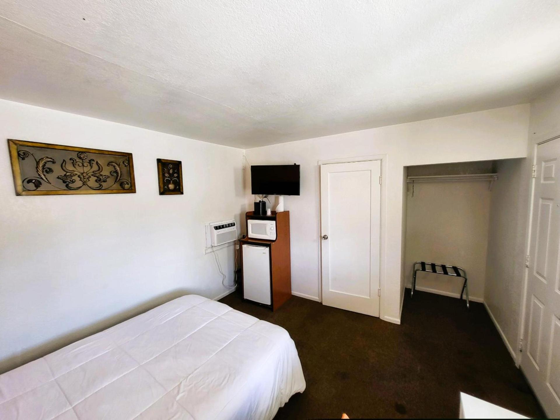 Rose's Motel photo 23