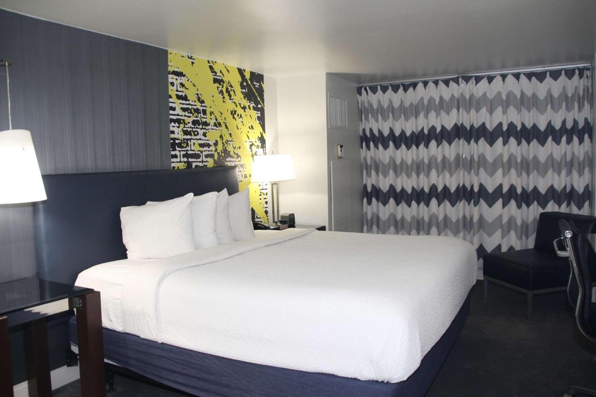 Comfort Inn & Suites Baltimore Inner Harbor photo 13