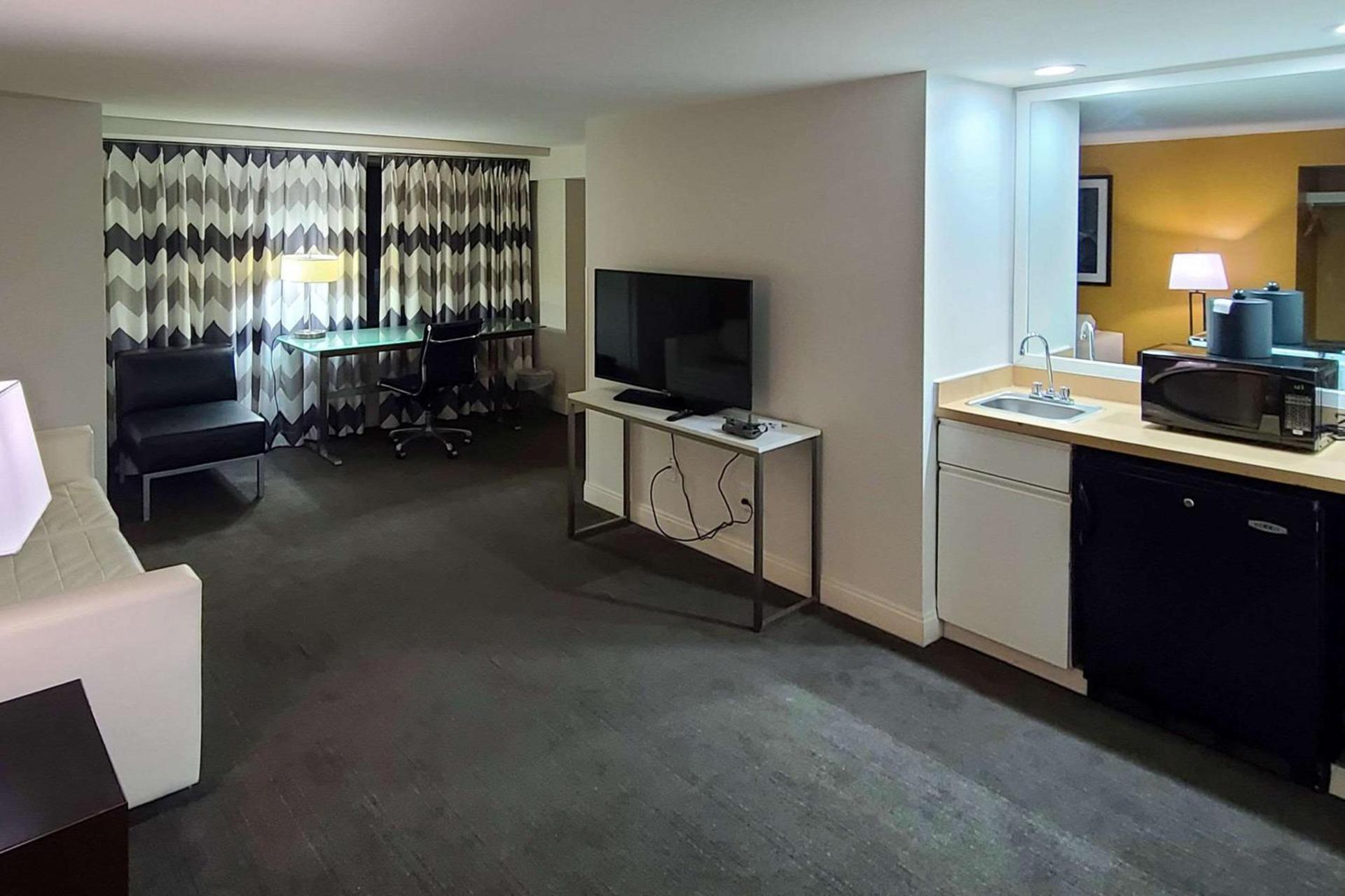 Comfort Inn & Suites Baltimore Inner Harbor photo 15