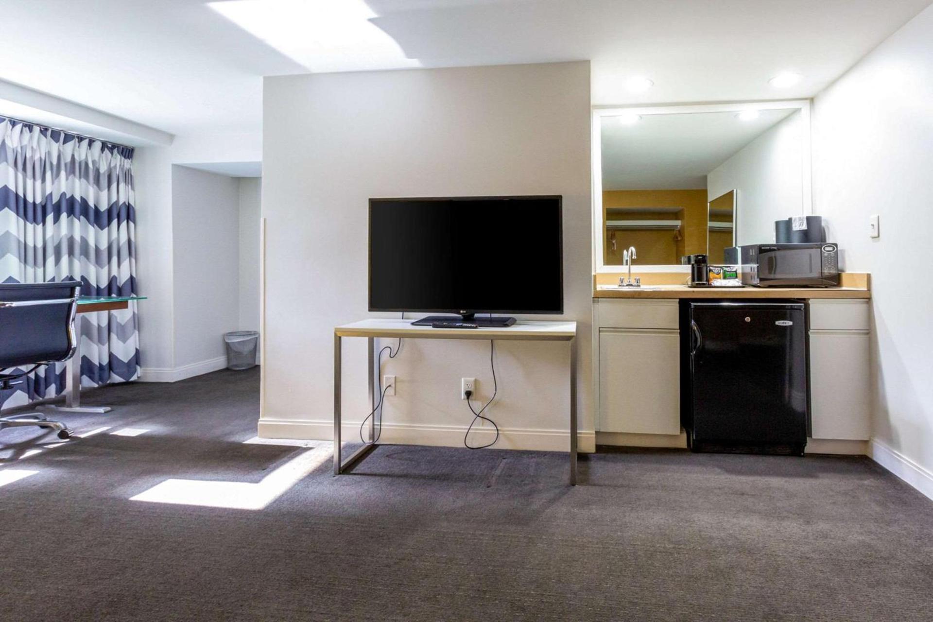 Comfort Inn & Suites Baltimore Inner Harbor photo 30