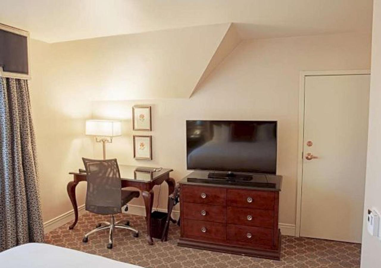 Hotel Roanoke & Conference Center, Curio Collection by Hilton photo 74