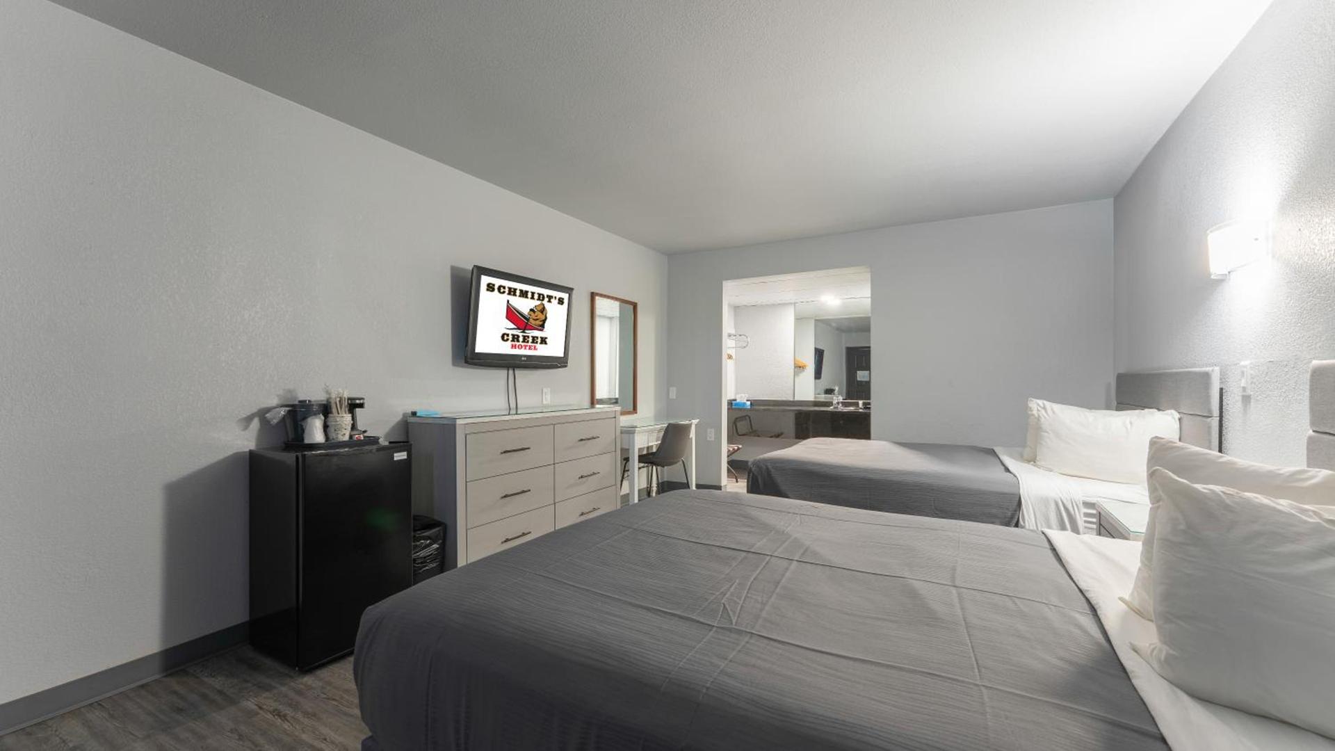Schmidt's Creek Hotel photo 24