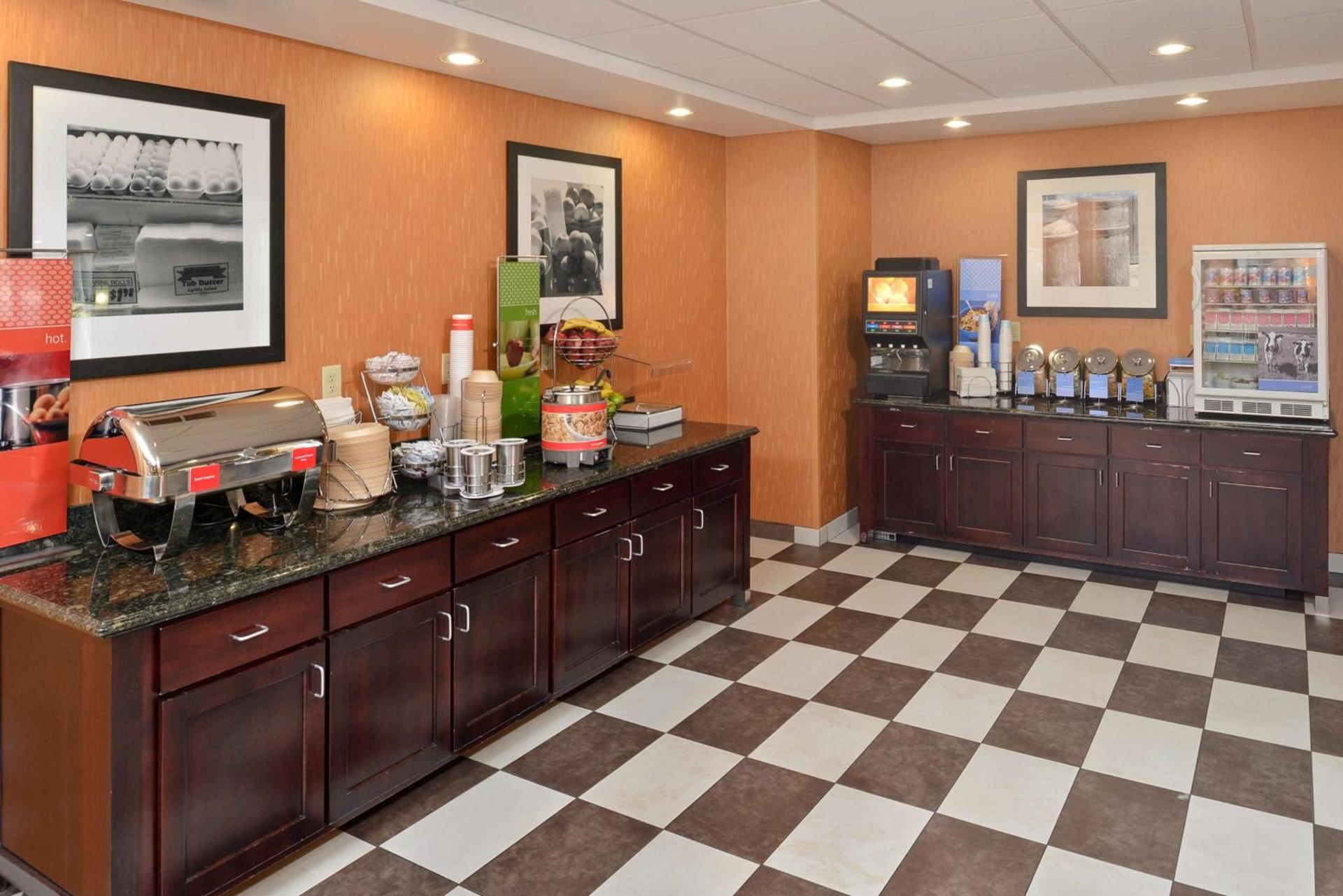 Hampton Inn Muscatine photo 9