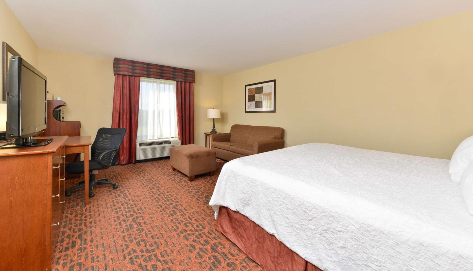 Hampton Inn Muscatine photo 17