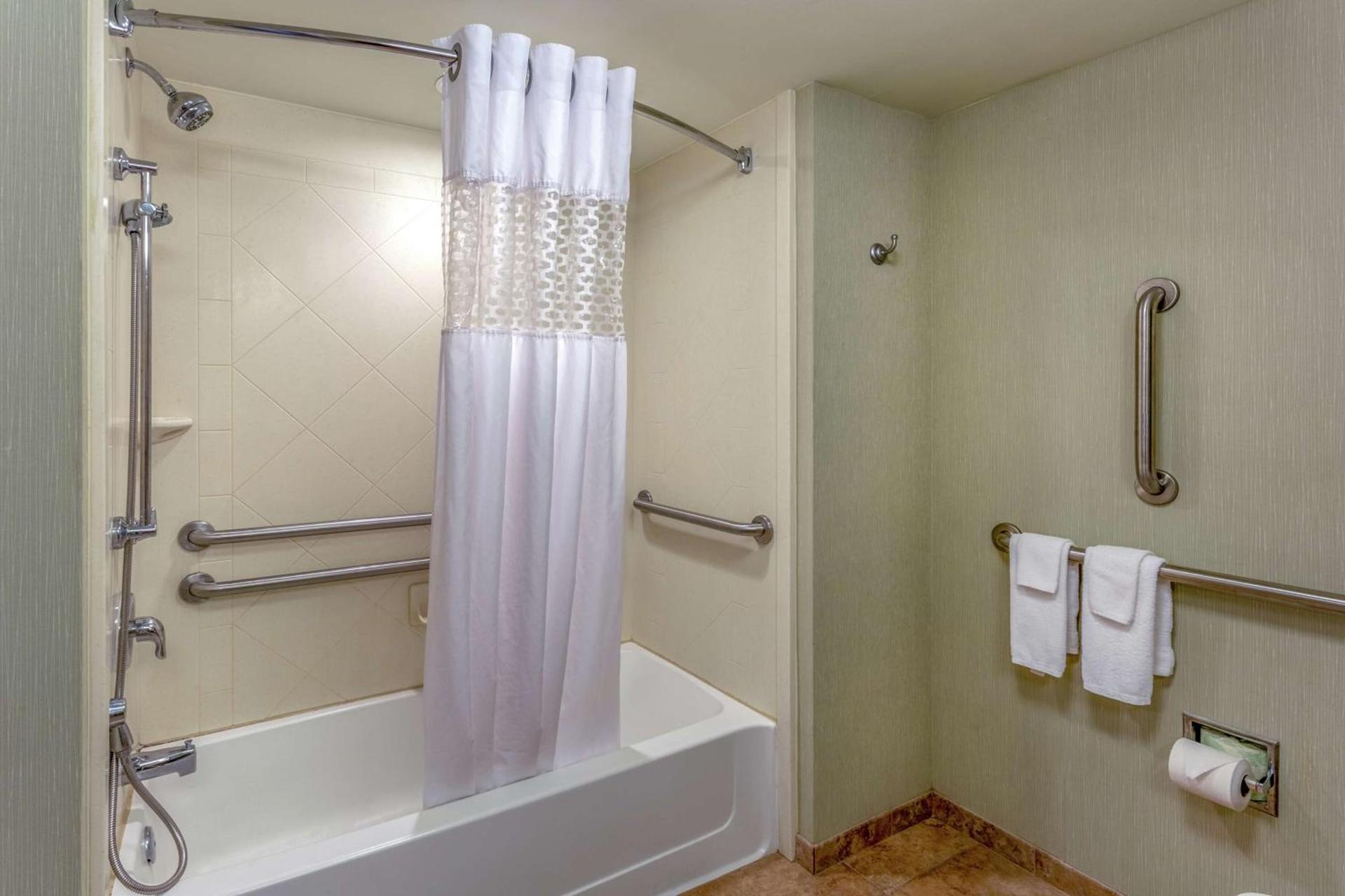 Hampton Inn Okeechobee - Lake Okeechobee photo 11