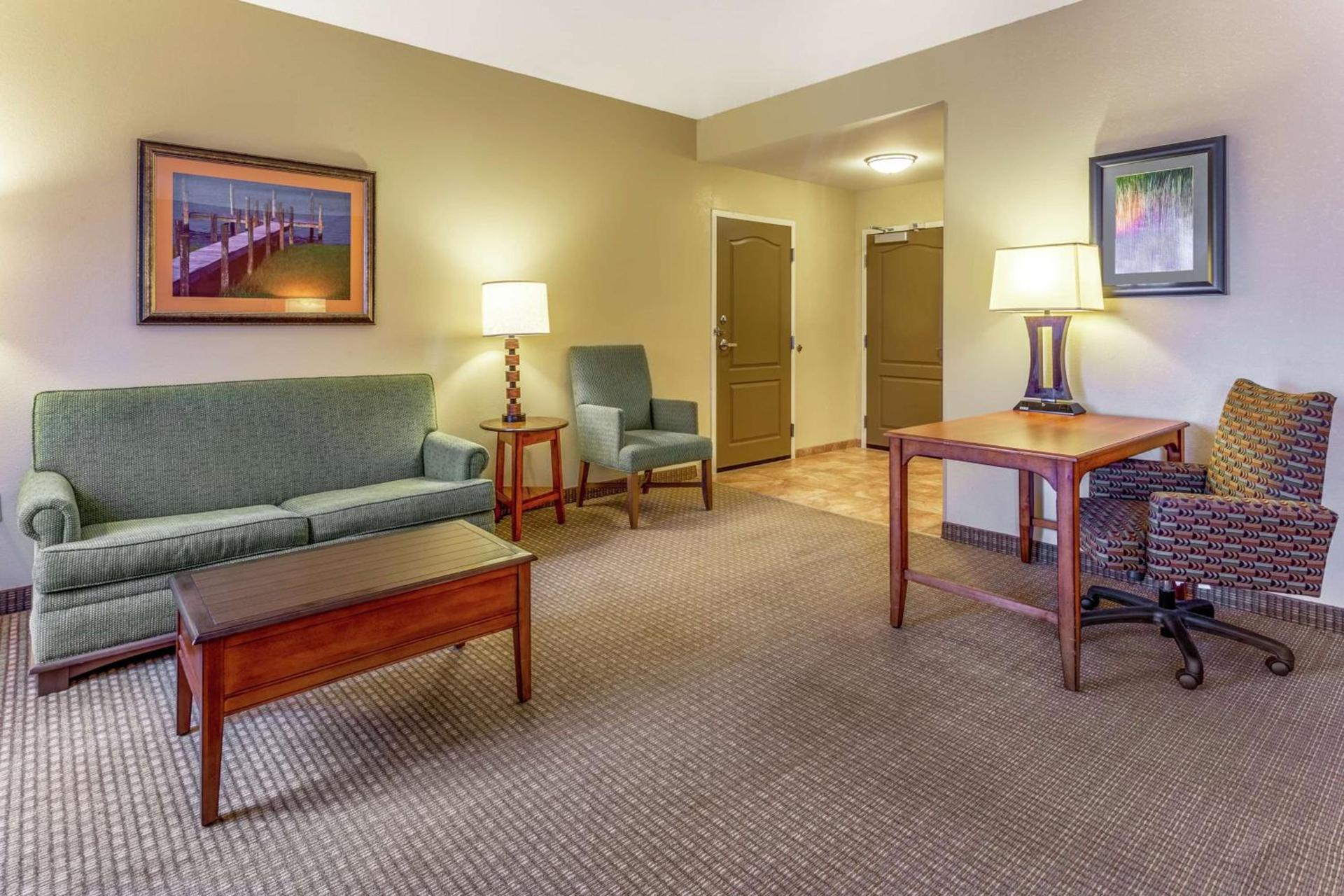 Hampton Inn Okeechobee - Lake Okeechobee photo 19