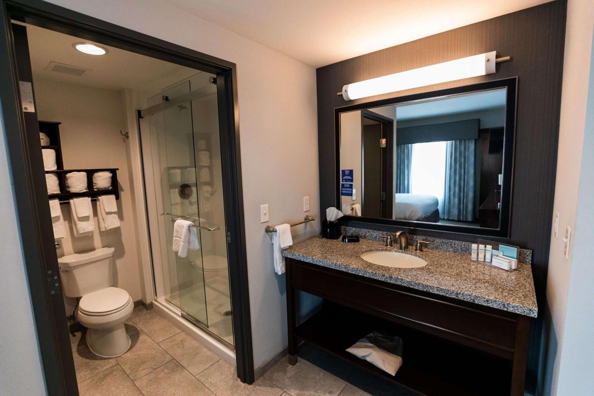 Hampton Inn & Suites Mishawaka/South Bend at Heritage Square photo 15