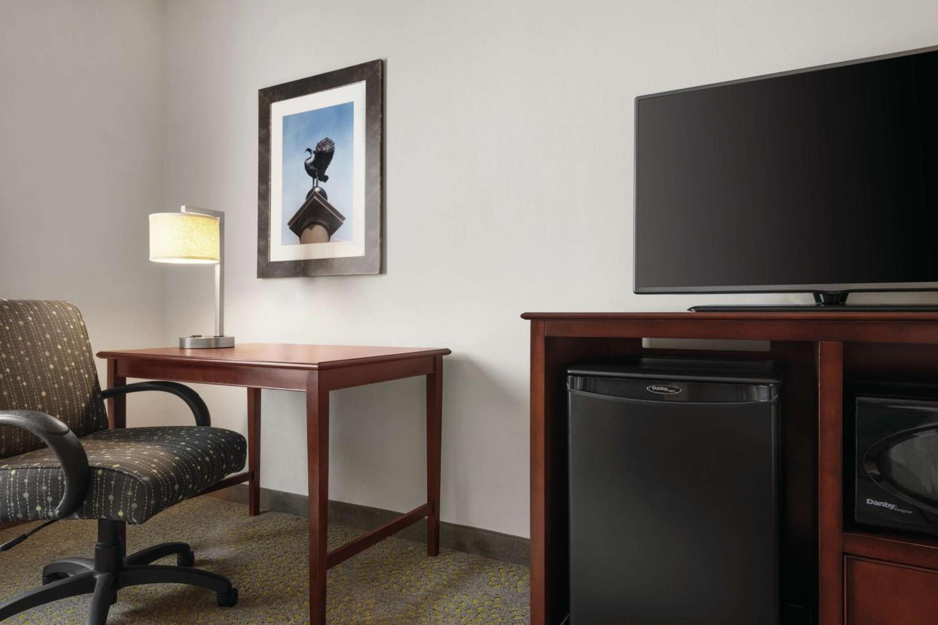 Hampton Inn & Suites Mishawaka/South Bend at Heritage Square photo 18