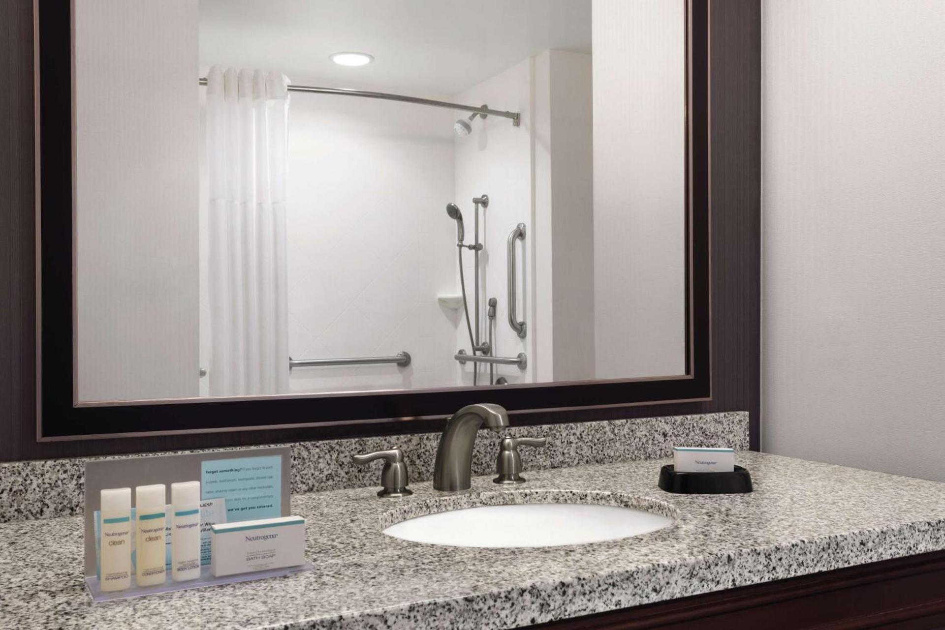 Hampton Inn & Suites Mishawaka/South Bend at Heritage Square photo 26