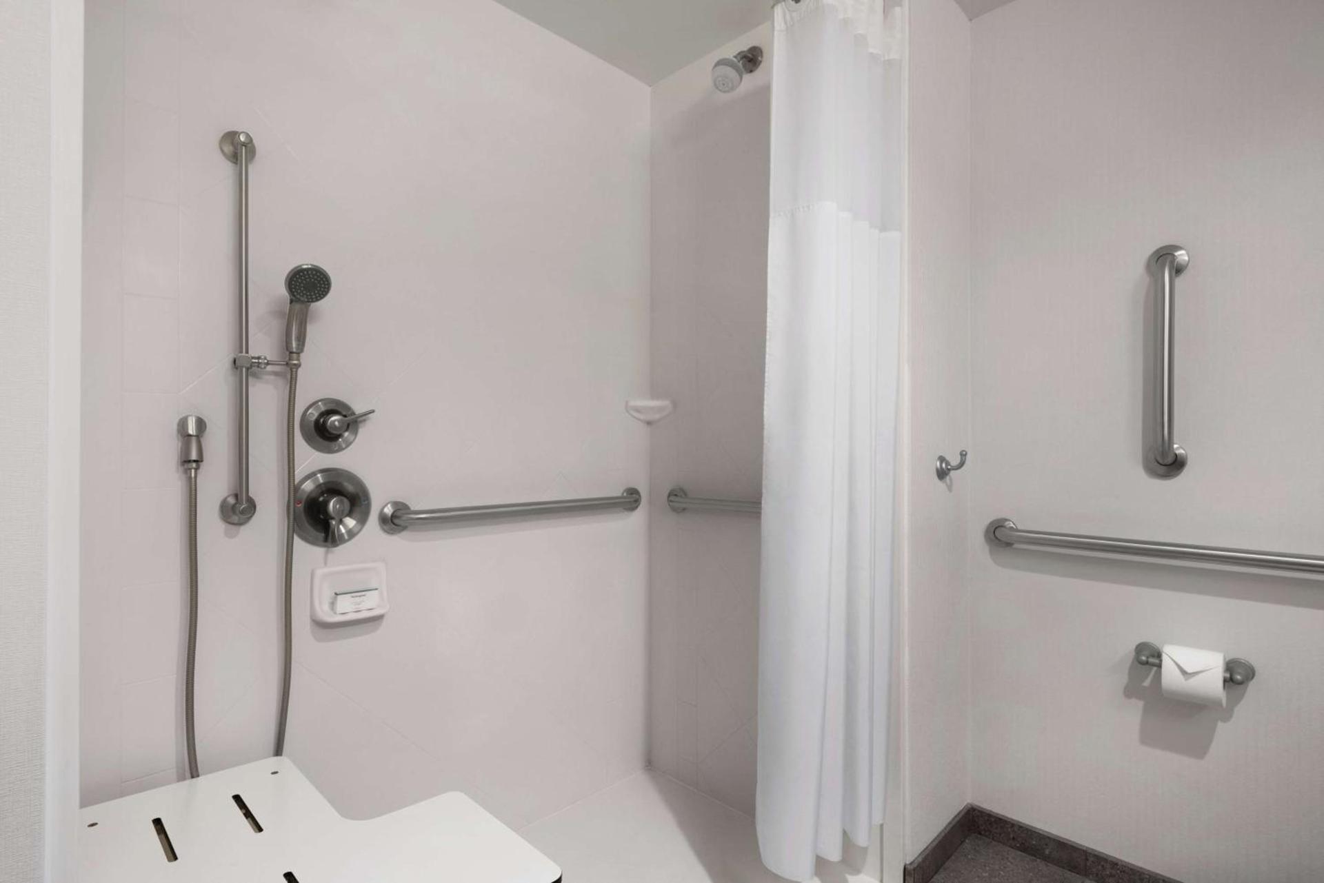 Hampton Inn & Suites Mishawaka/South Bend at Heritage Square photo 34