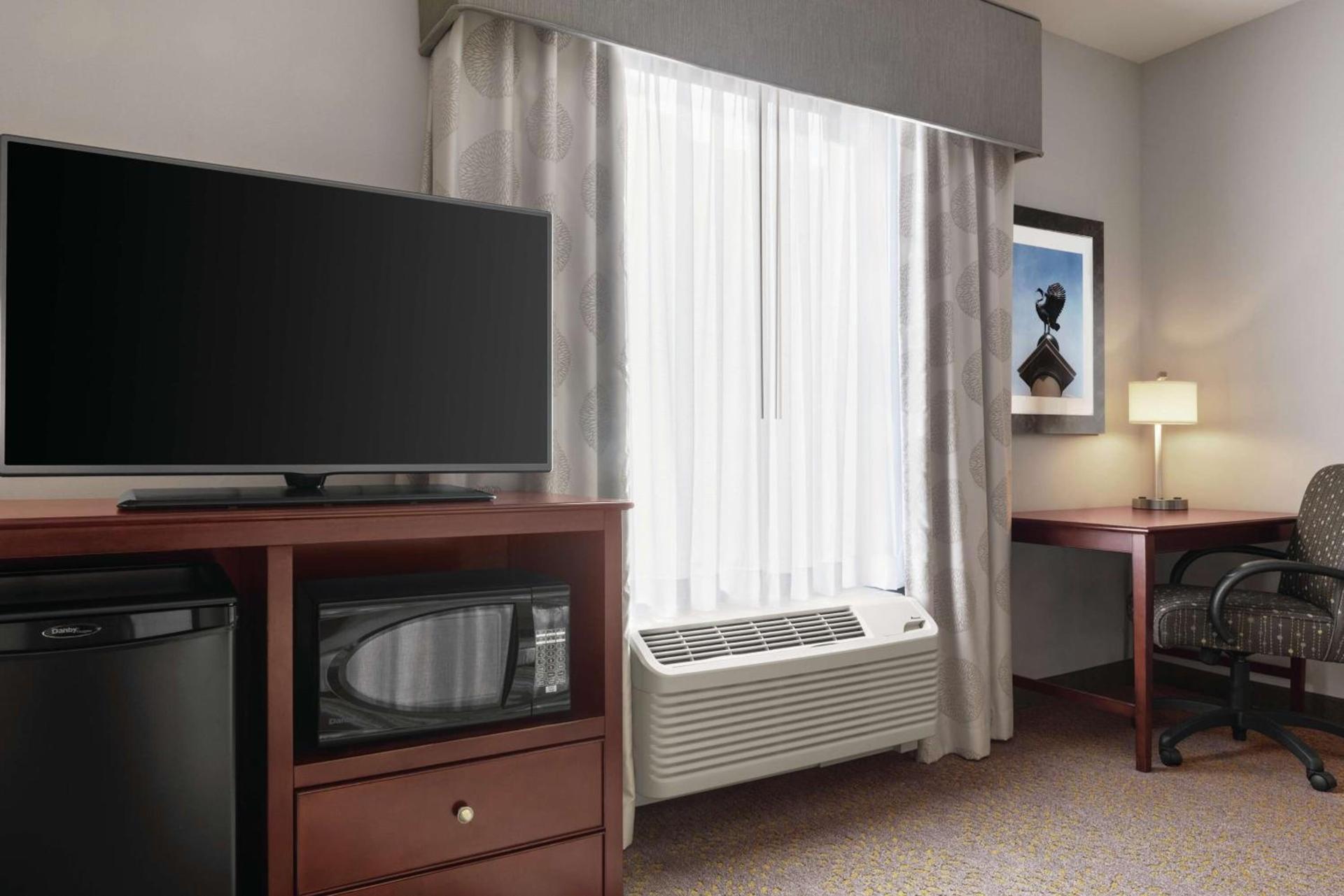 Hampton Inn & Suites Mishawaka/South Bend at Heritage Square photo 35