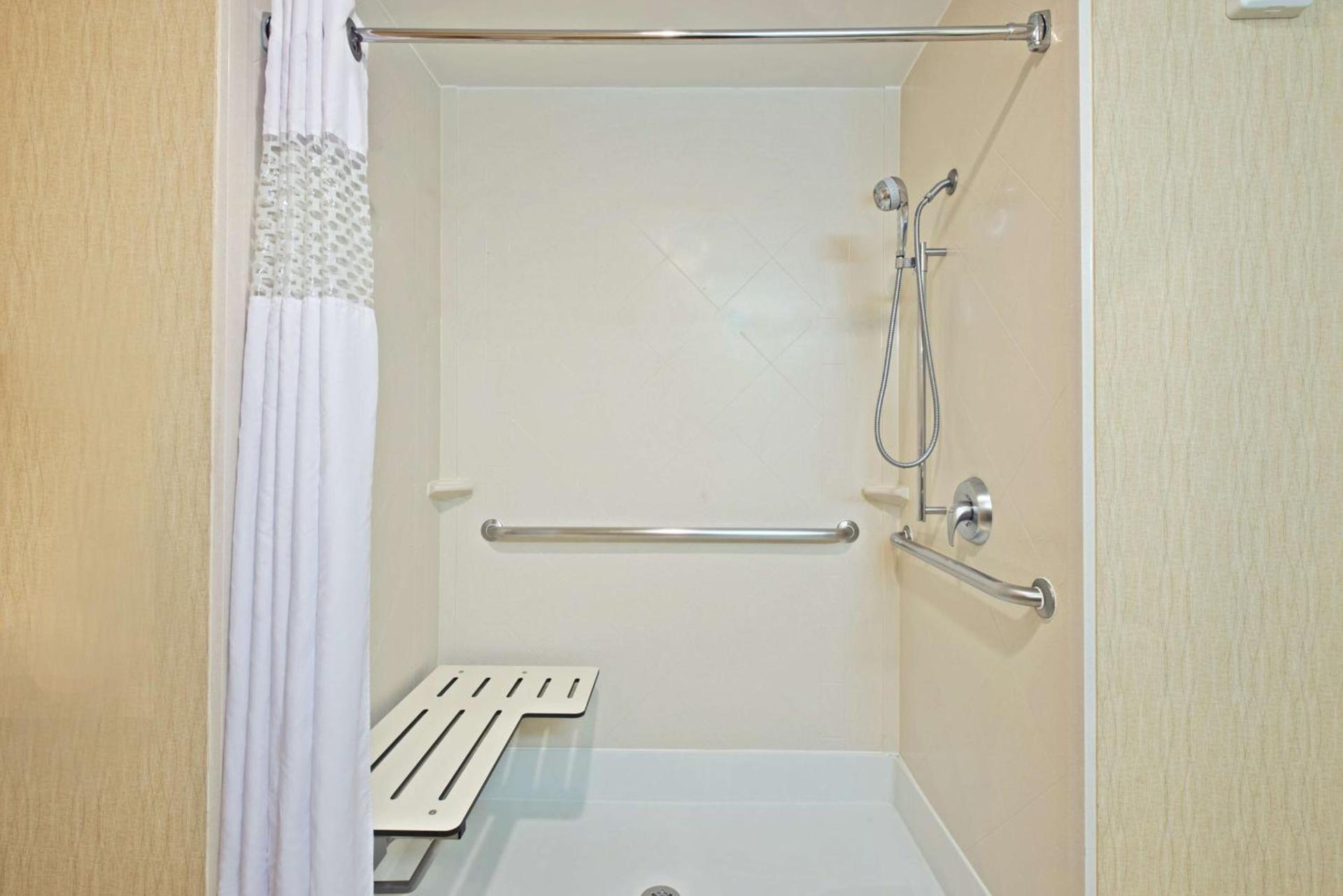 Hampton Inn Gainesville-Haymarket photo 16