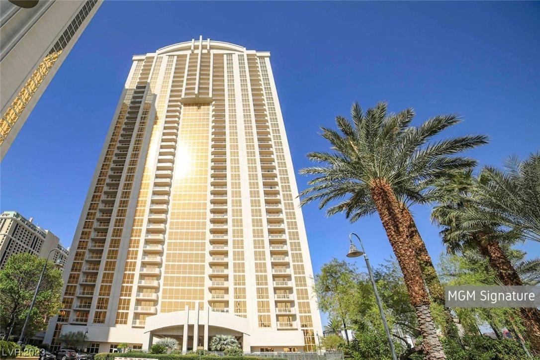 LUXE 702 MGM Signature with Balcony photo 49