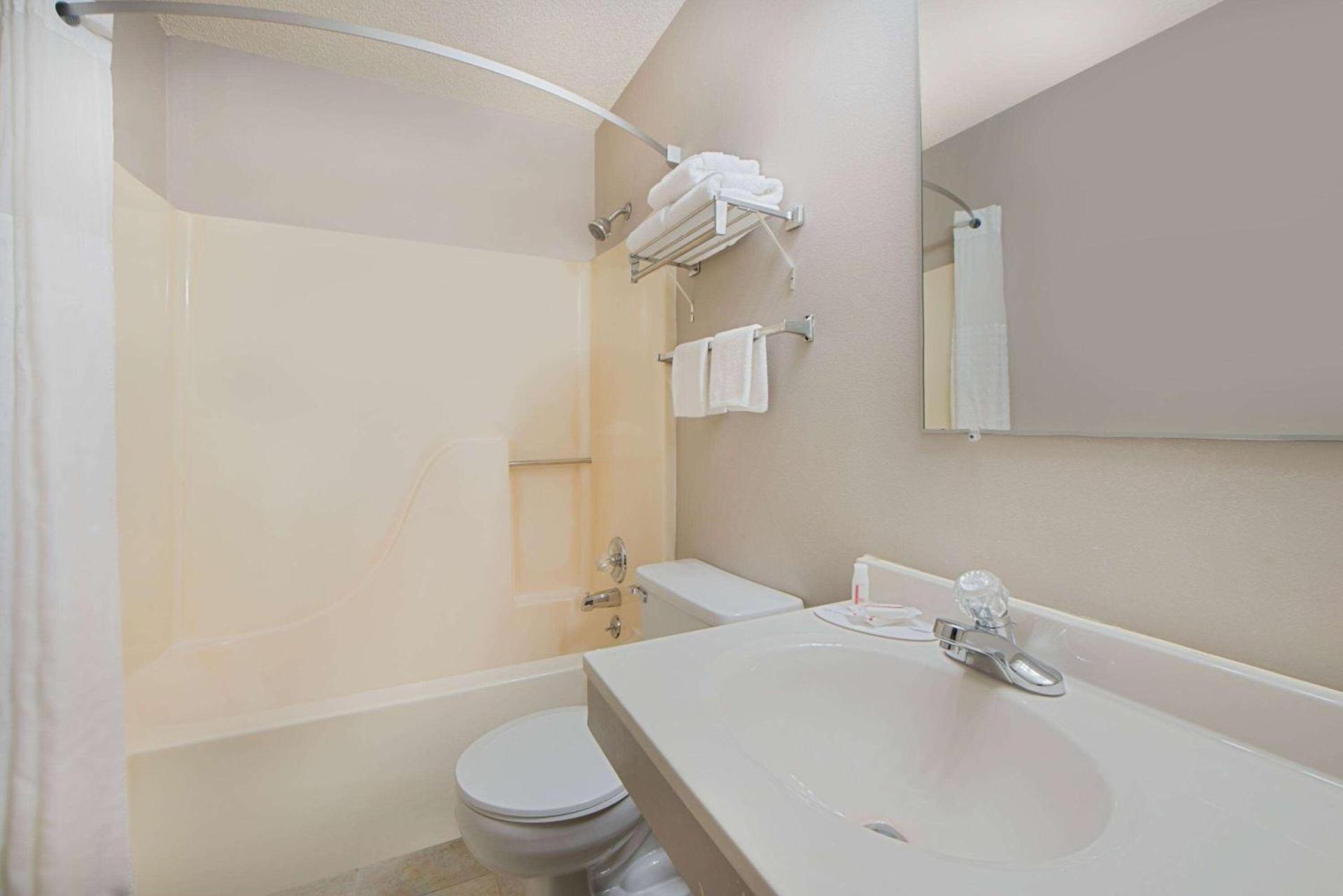 Super 8 by Wyndham Pella photo 10