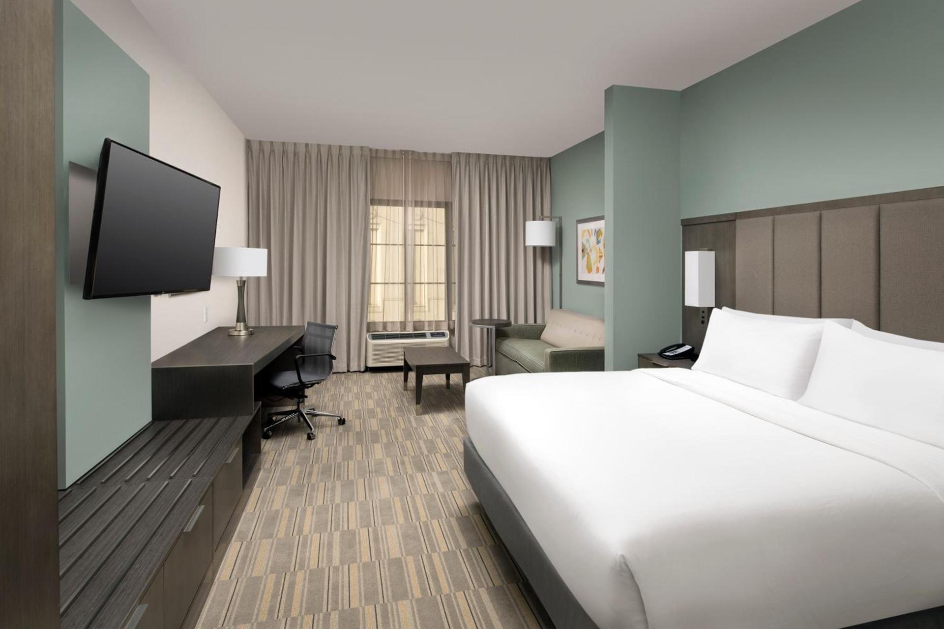 Holiday Inn Express Pensacola Downtown by IHG photo 2