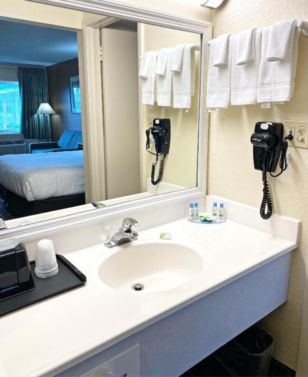 Roadstar Hotel Zephyrhills photo 44