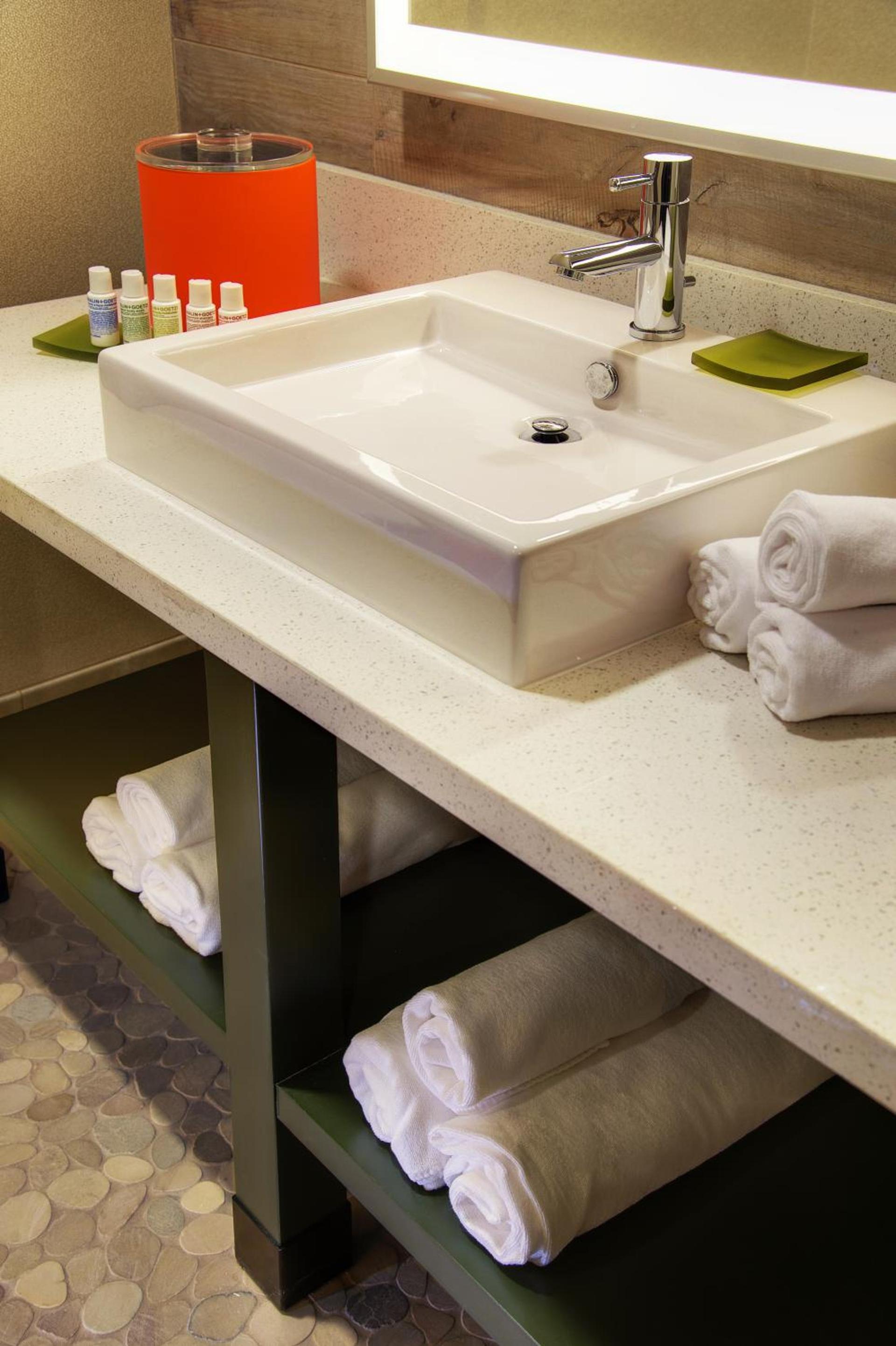 Hotel Indigo Traverse City by IHG photo 52