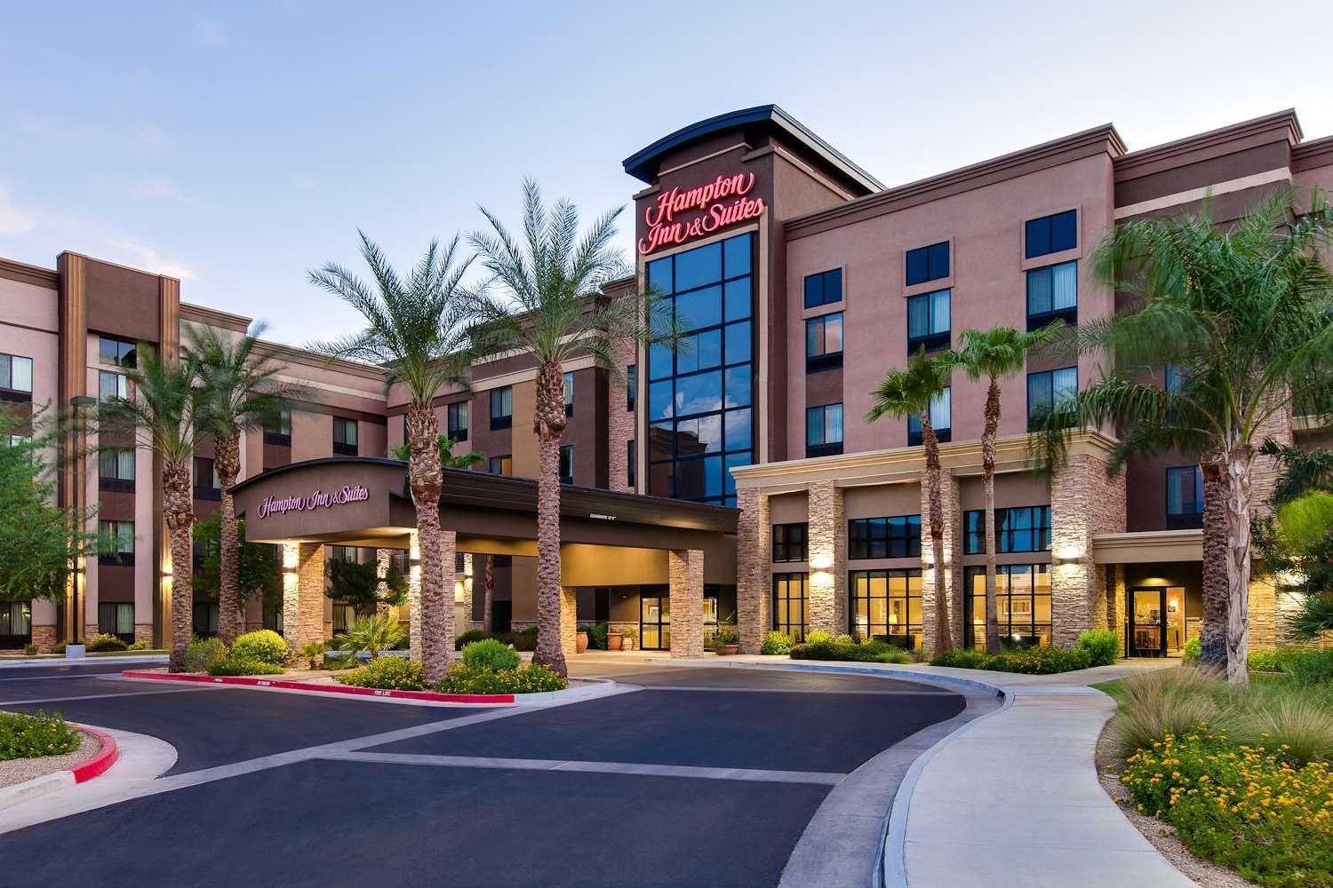 Hampton Inn & Suites Phoenix Glendale-Westgate photo 2