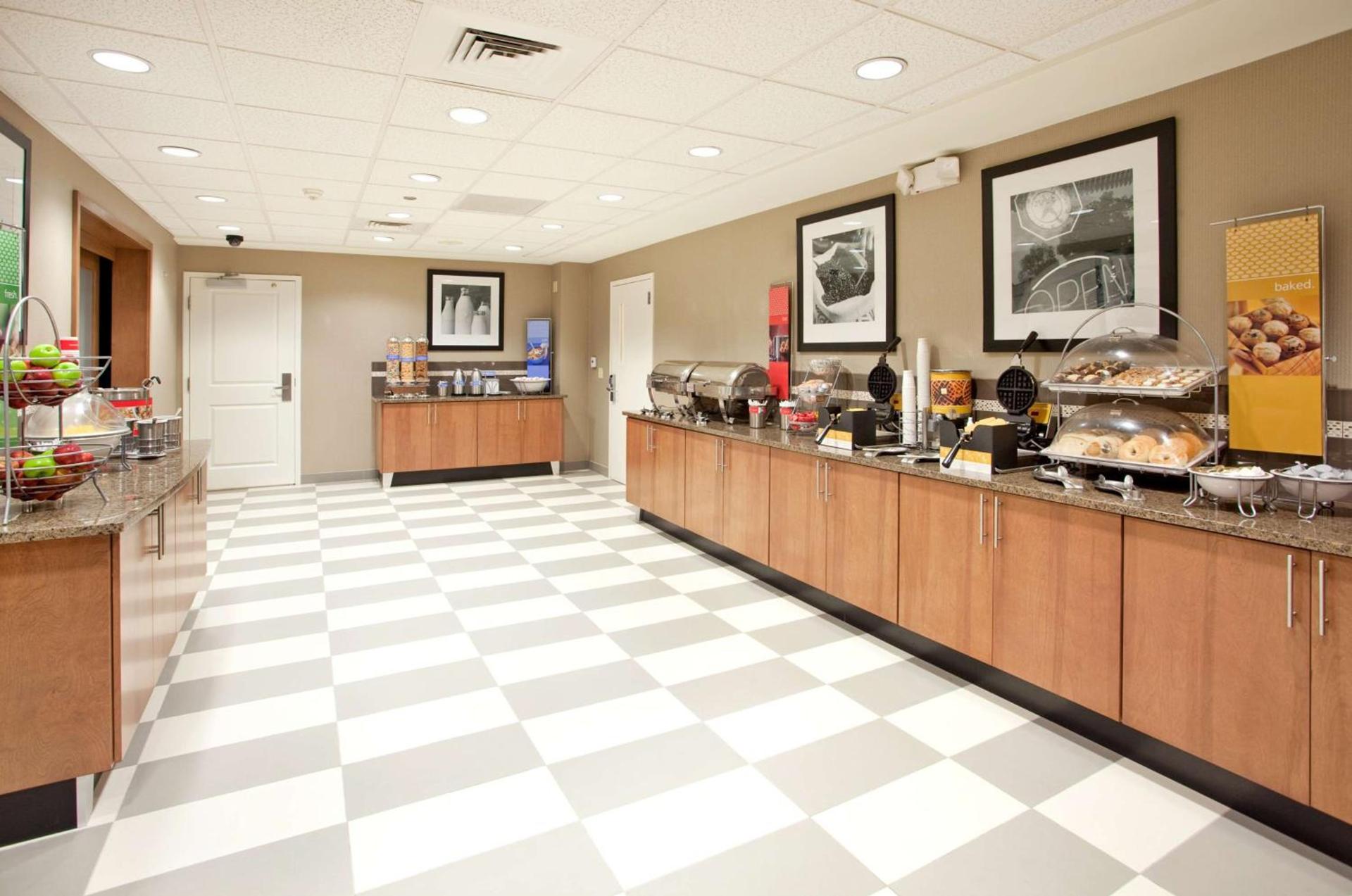 Hampton Inn & Suites Phoenix Glendale-Westgate photo 14